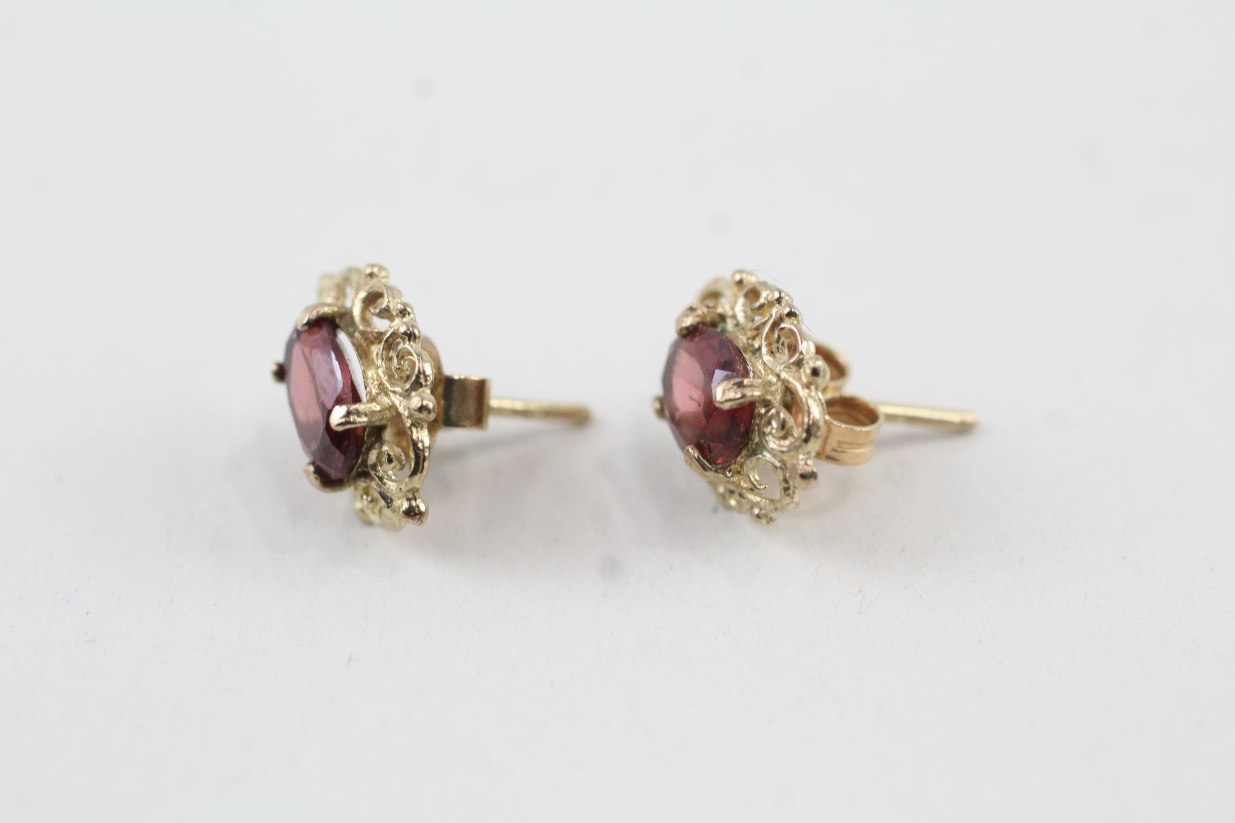 9ct gold garnet ornate stud earrings 1.5 g - Image 3 of 5