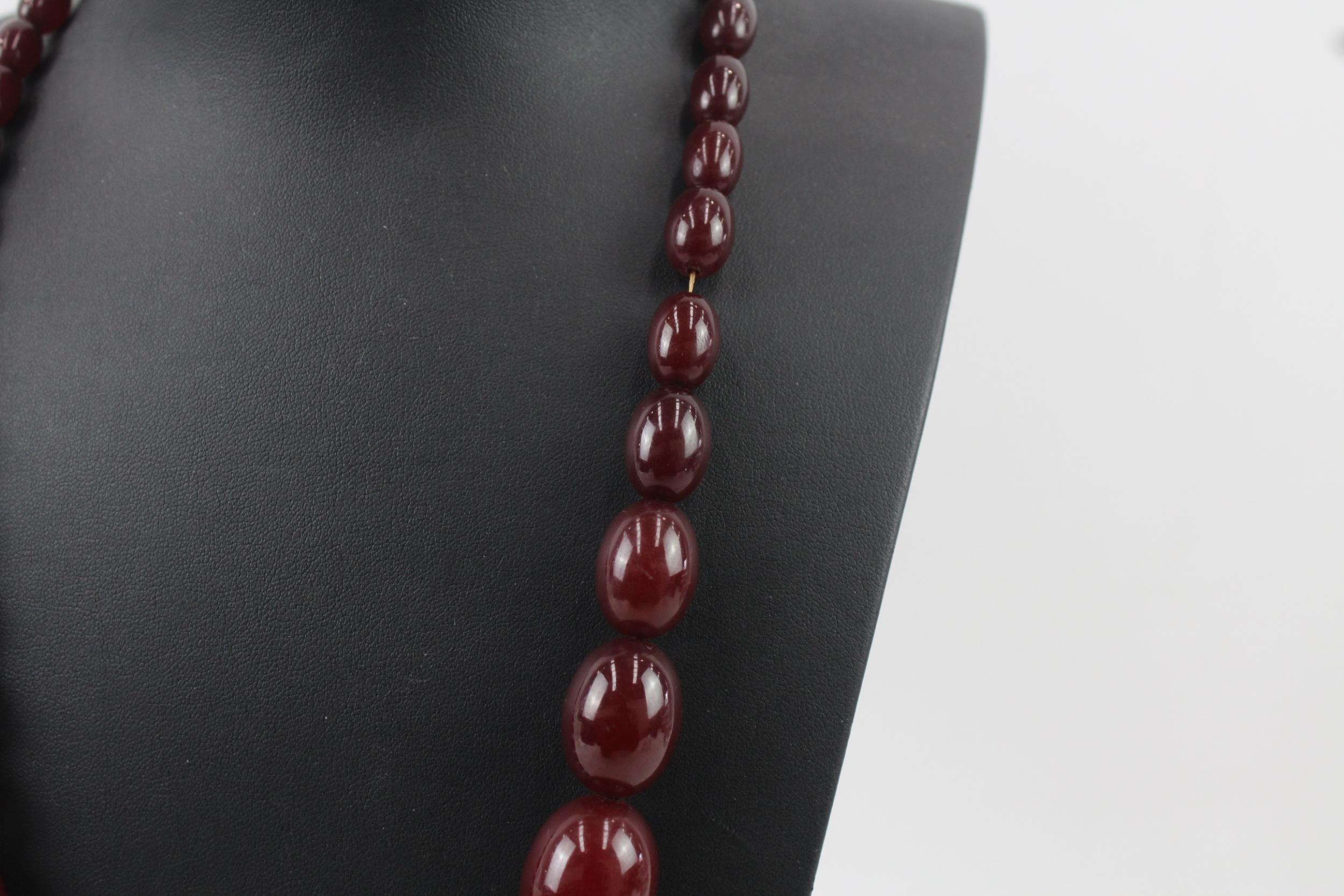 Cherry Bakelite graduated necklace with screw clasp (66g) - Image 2 of 7