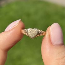 9ct gold heart shaped signet ring Size L 1/2 1.4 g