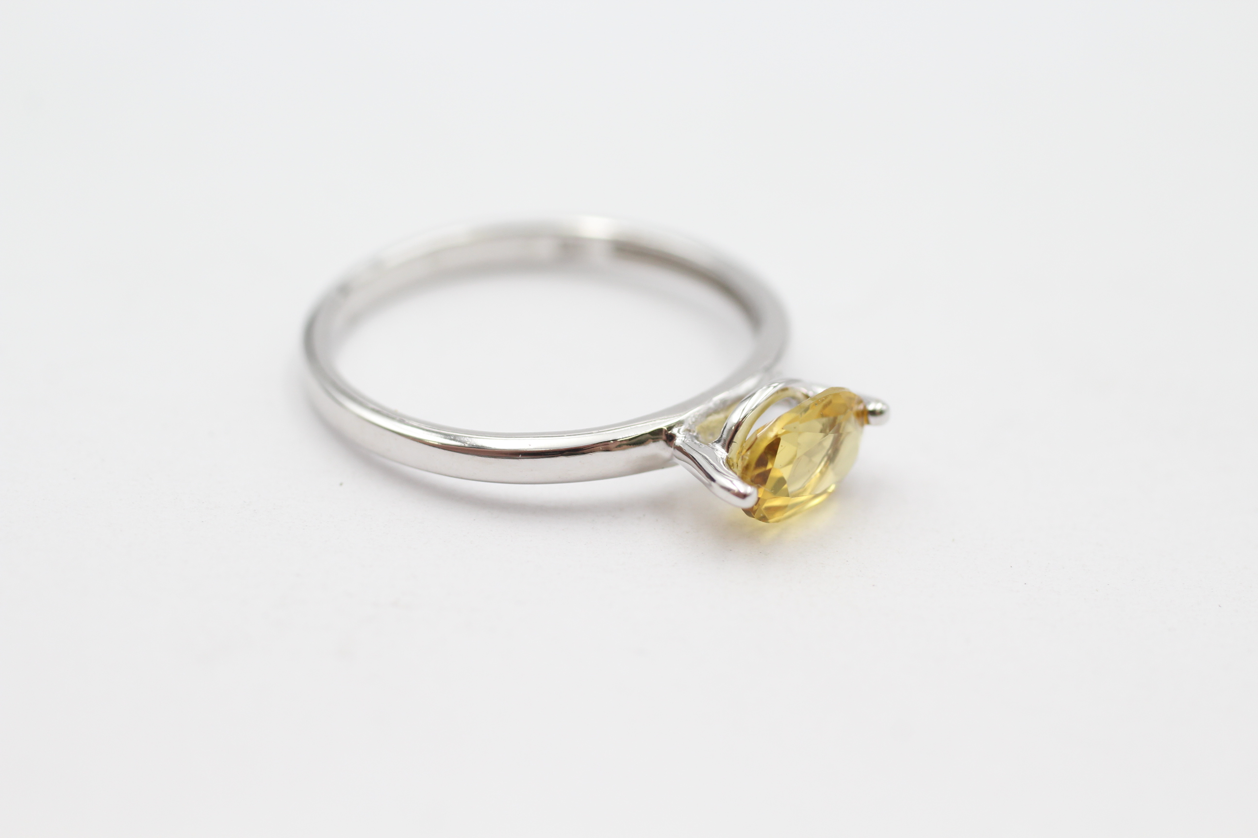 9ct gold oval cut yellow gemstone solitaire ring Size M - 1 g - Image 2 of 5