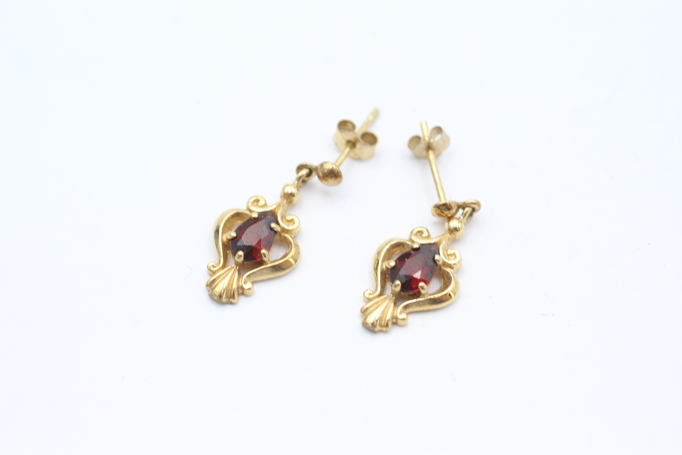 9ct gold garnet Etruscan style dangle earrings - 1.6 g