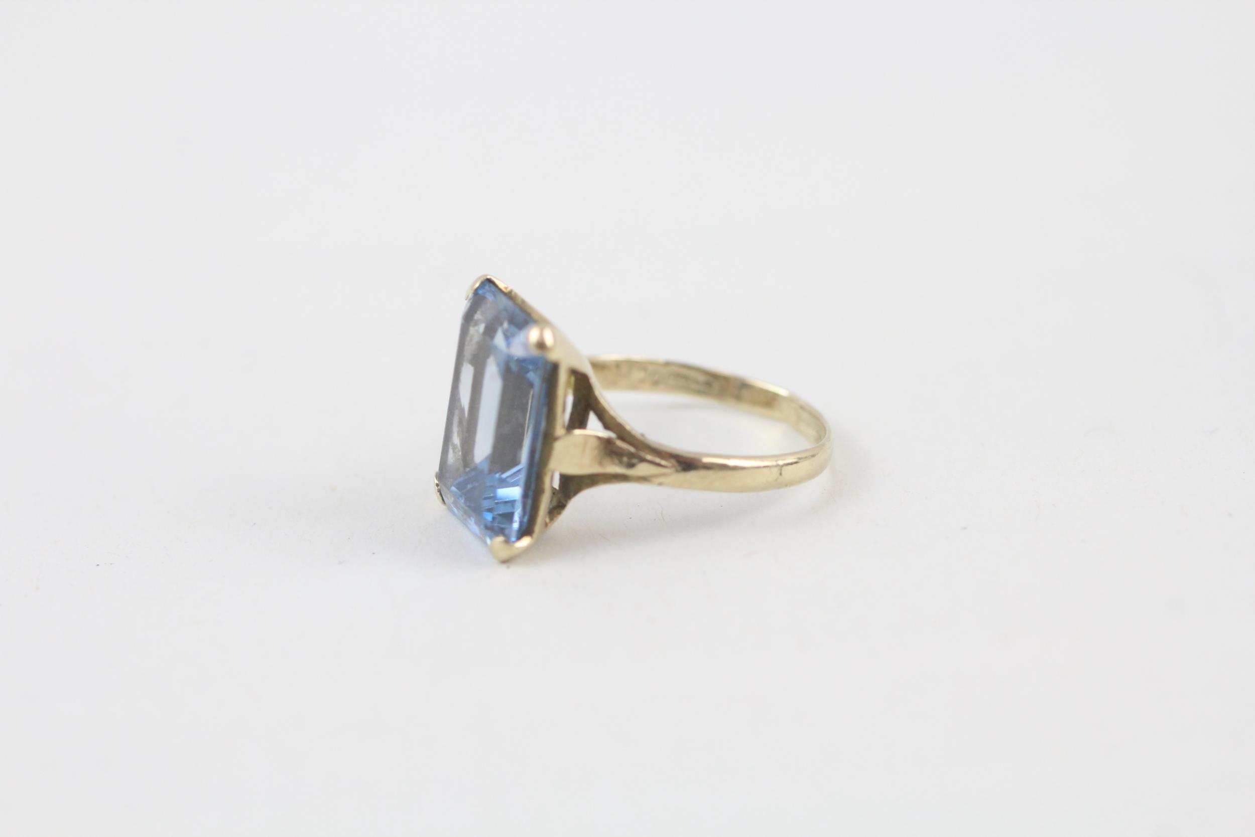 9ct gold emerald cut blue gemstone dress ring Size L 1/2 - 3.2 g - Image 2 of 5