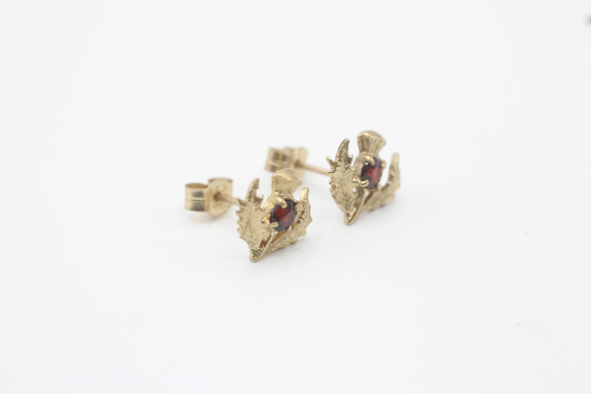 9ct gold garnet stud earrings, with scroll backs - 1.1 g - Image 2 of 5