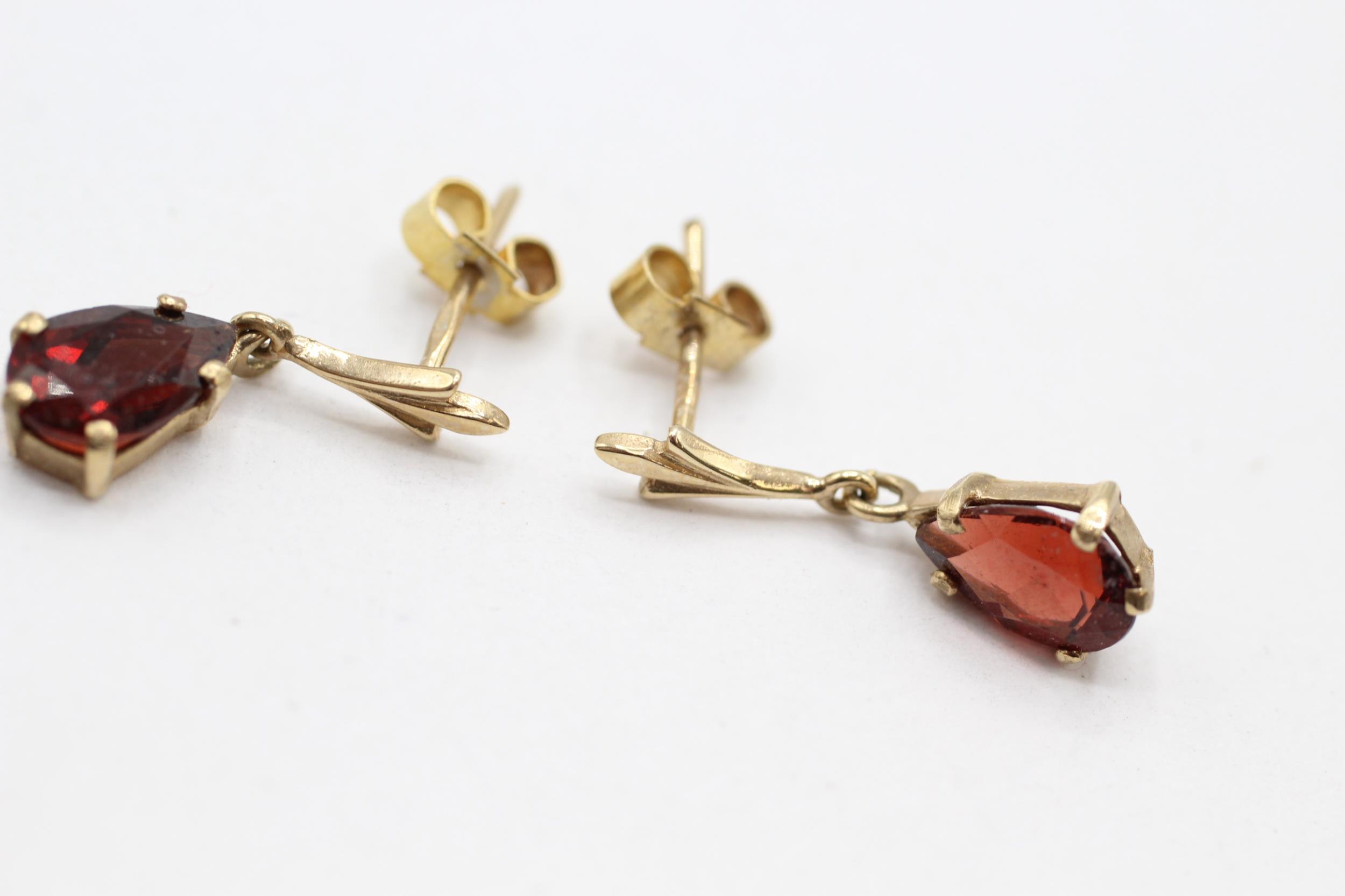 9ct gold pear cut garnet set drop earrings - 1.6 g - Image 3 of 4