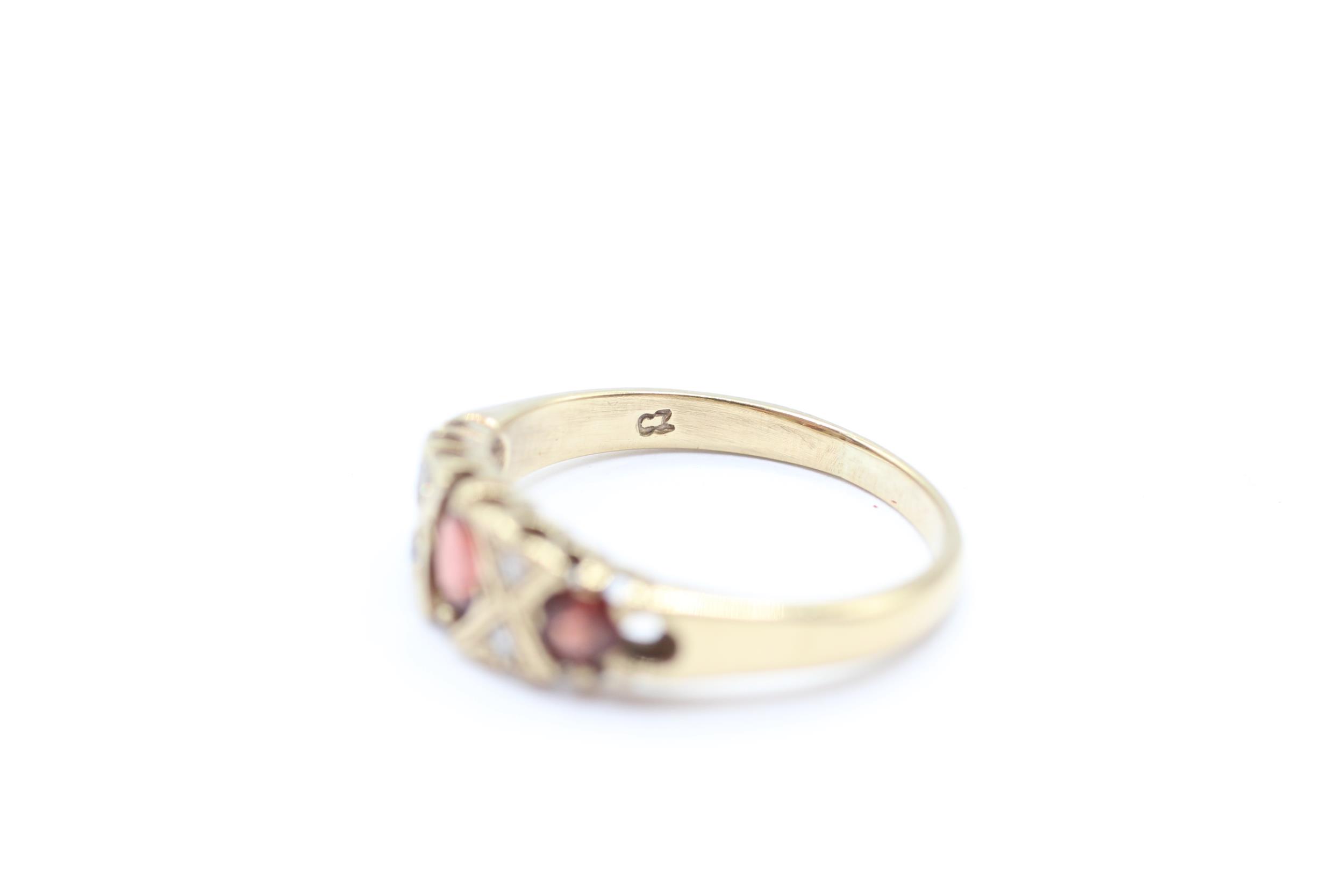 9ct gold vintage garnet & white gemstone dress ring Size Q 1/2 - 3 g - Bild 5 aus 5