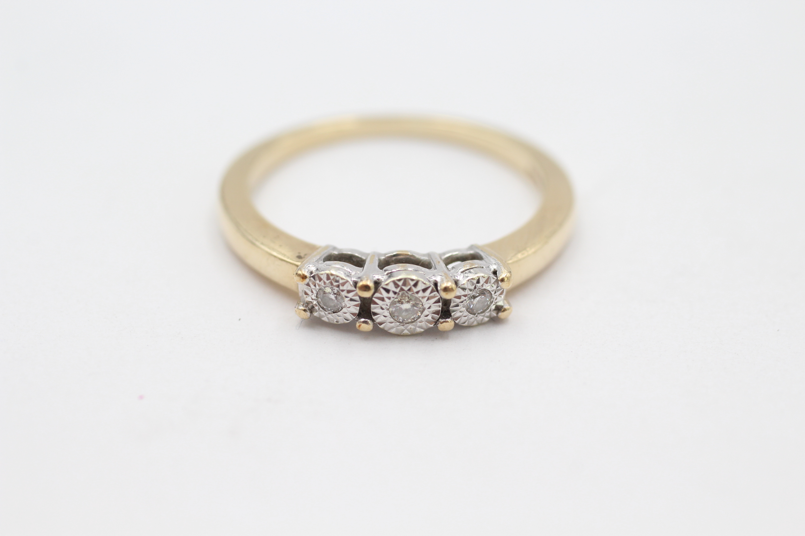 9ct gold diamond trilogy ring Size P - 2.8 g