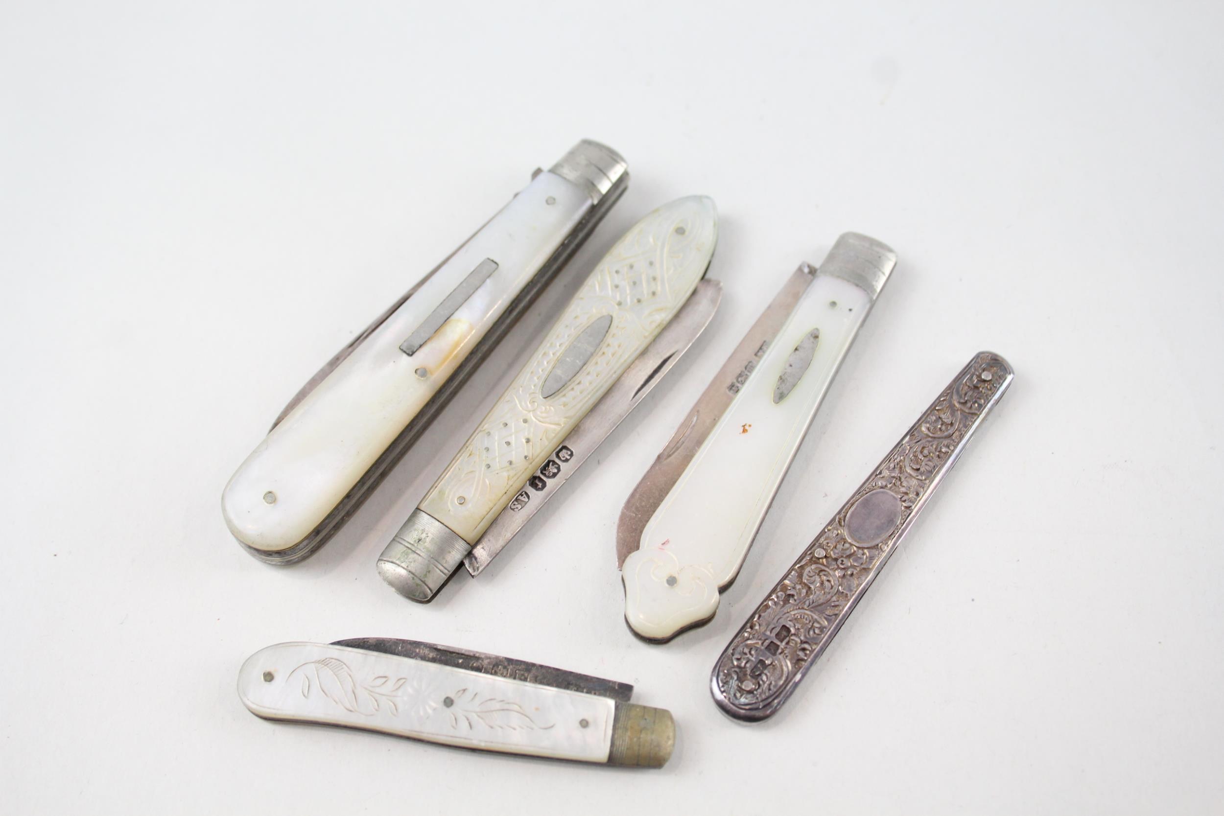5 x Antique Hallmarked .925 Sterling Silver Fruit Knives Inc MOP Etc (126g) - In antique condition