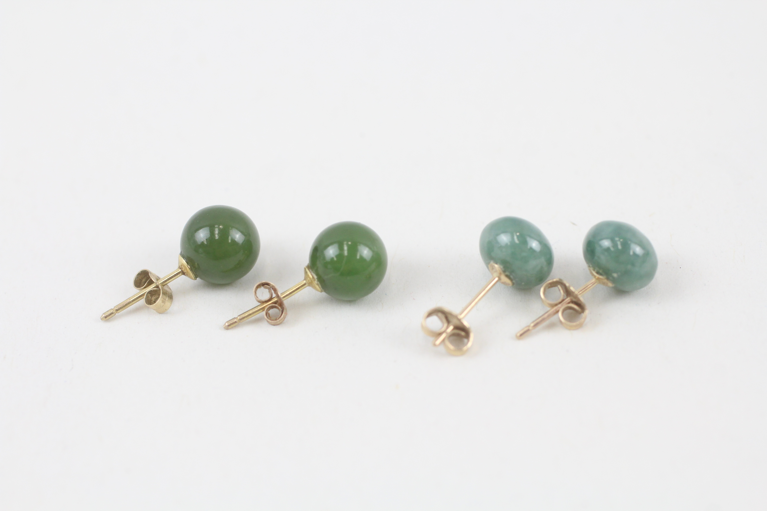2x 9ct gold nephrite & jade stud earrings with scroll backs - 3.7 g - Image 4 of 6