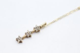 9ct gold diamond star-shaped cluster bar pendant necklace - 1.8 g