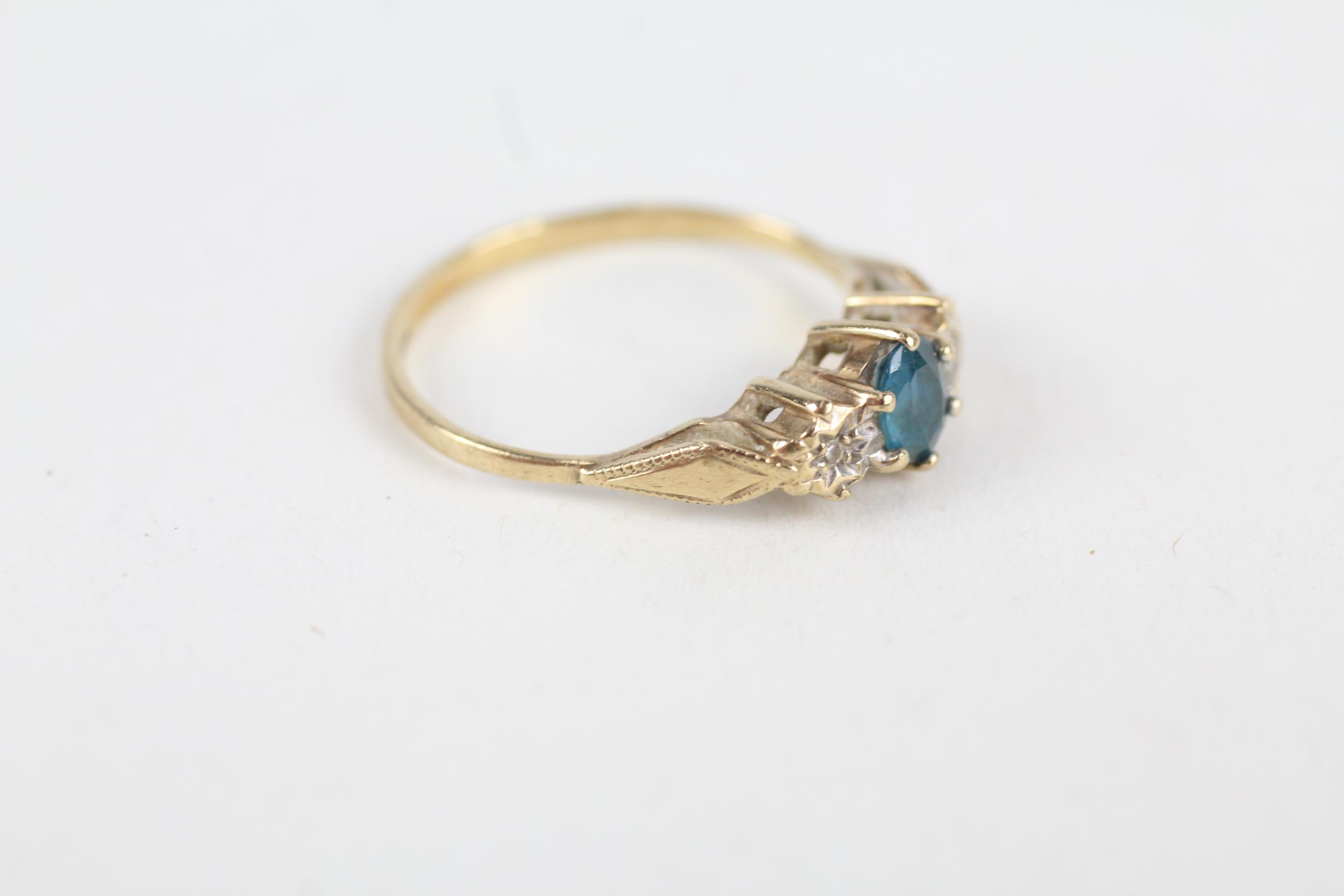 9ct gold blue topaz and diamond set trilogy ring Size M - 1.7 g - Image 2 of 4
