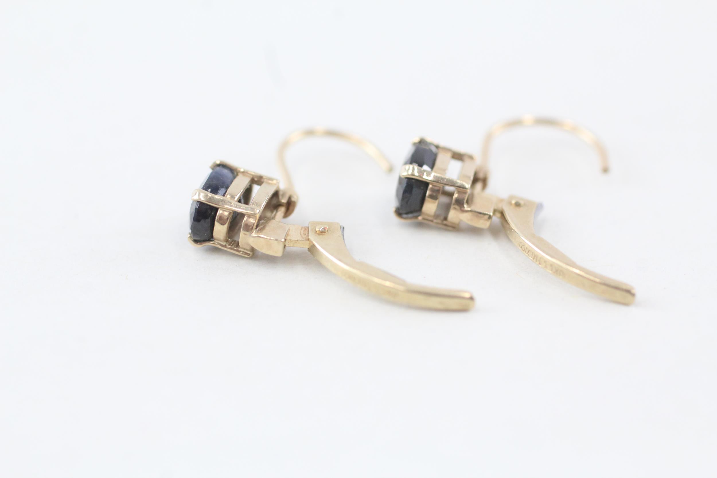 9ct gold oval cut sapphire set leverback earrings - 1.2 g - Image 3 of 4