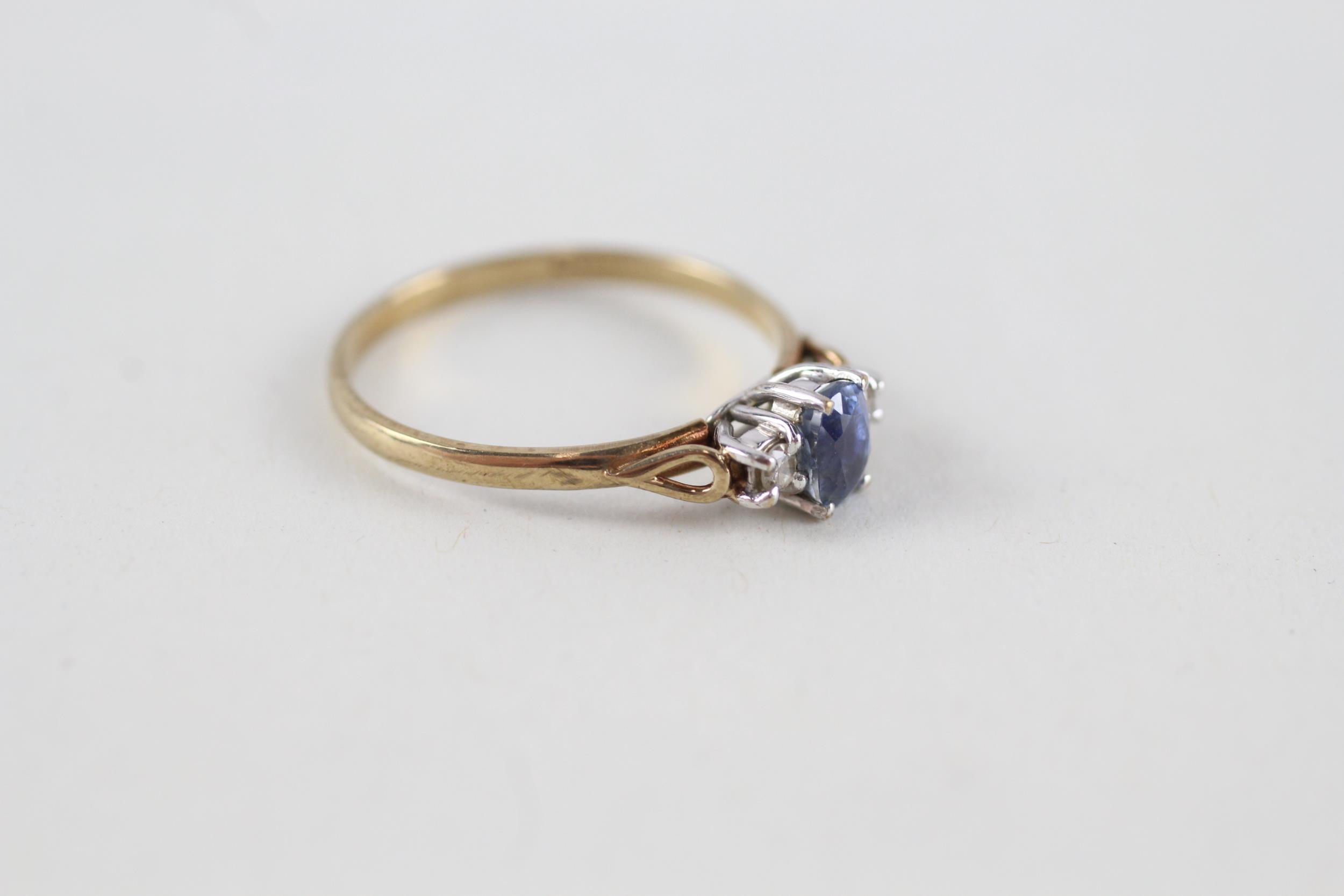 9ct gold oval cut sapphire & diamond three stone ring, claw set (1.3g) Size L - Image 2 of 4