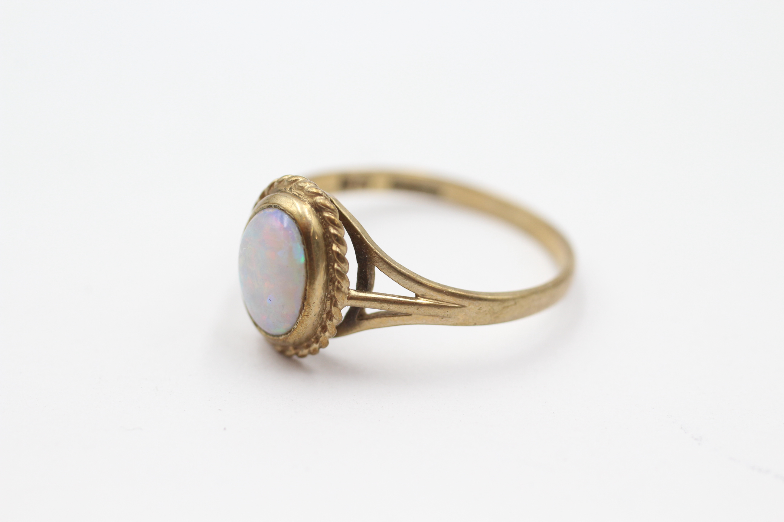9ct gold opal single stone ring with twisted rope frame & split shank Size N - 1.5 g - Image 3 of 4