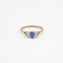 9ct gold oval cut sapphire & diamond three stone ring, claw set (1.3g) Size L