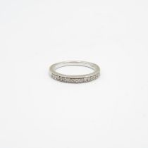 9ct gold diamond half eternity ring, claw set with a milgrain edge (2g) Size Q