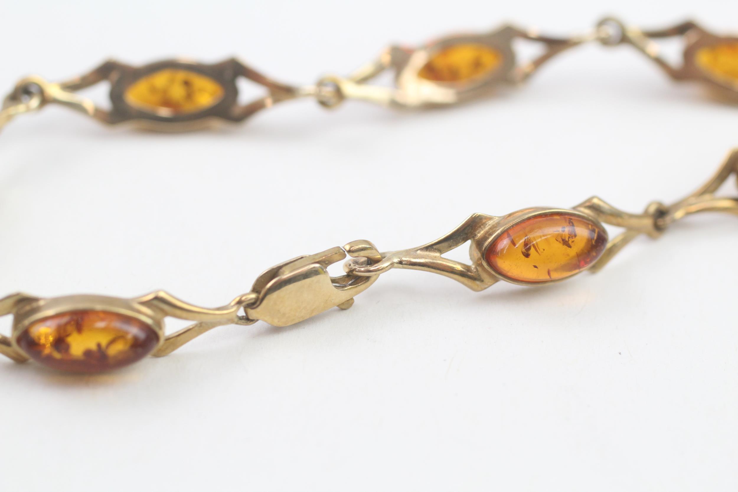 9ct gold cabochon cut amber bracelet, bezel set (7.6g) - Image 4 of 4