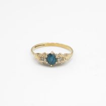 9ct gold blue topaz and diamond set trilogy ring Size M - 1.7 g