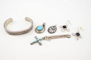 A collection of silver Native American made jewellery (59g)