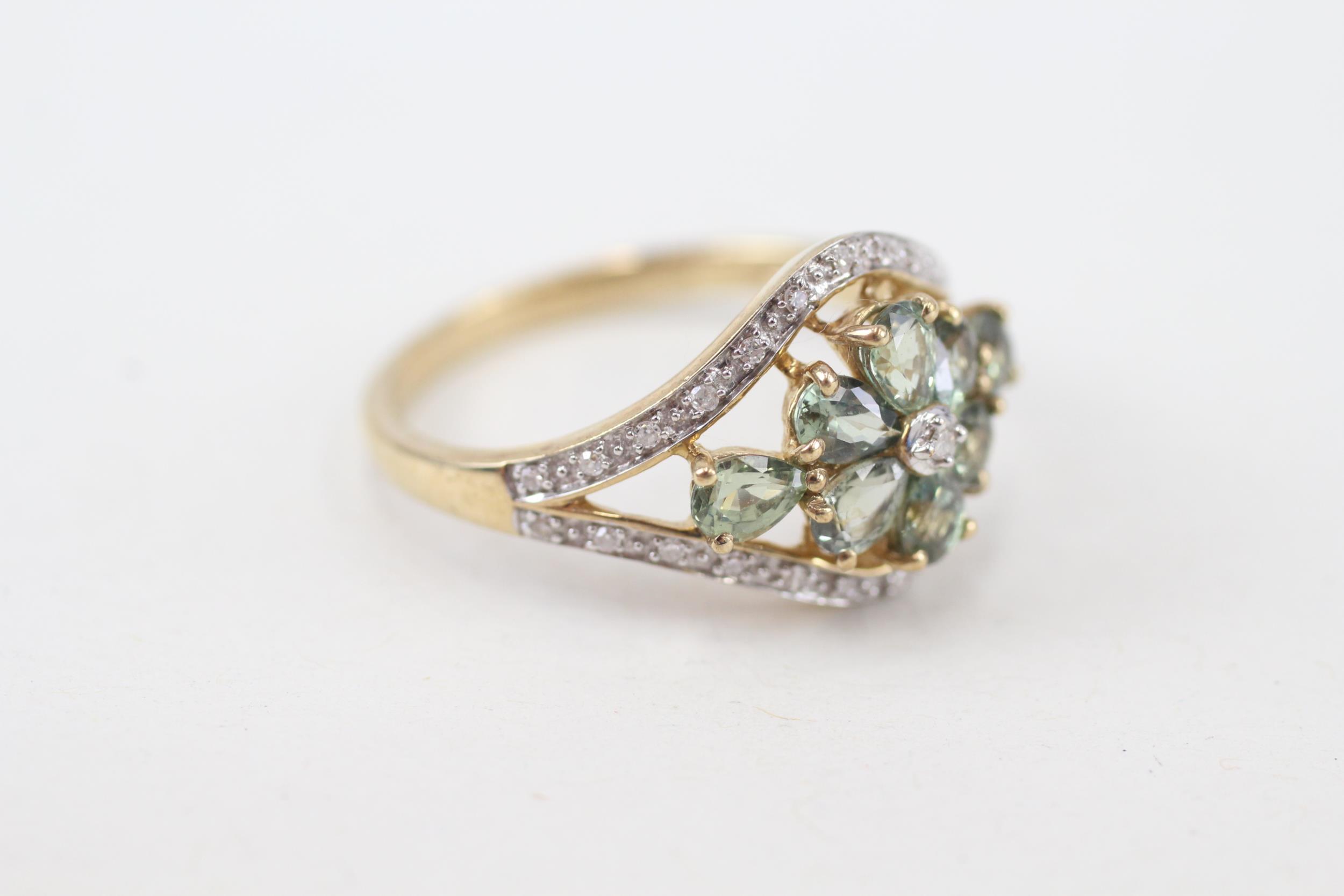 9ct gold green gemstone floral cluster ring with diamond frame (2.9g) Size P - Image 2 of 4