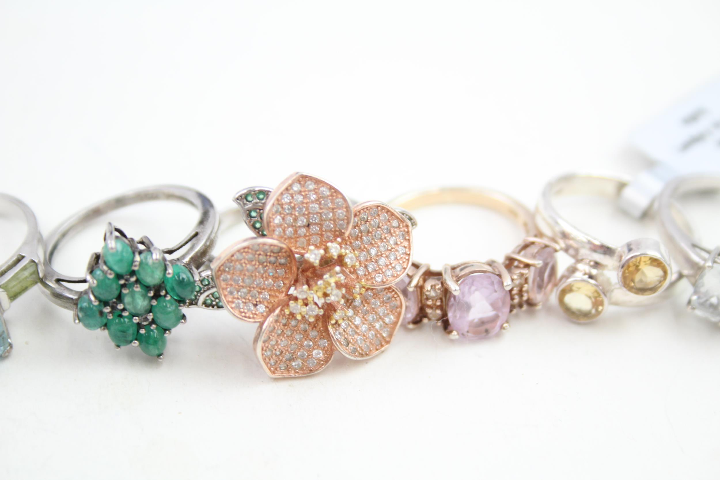 A collection of silver stone set rings including emerald and ruby (33g) Size N, N, N, O, P, P, Q, R - Image 4 of 6