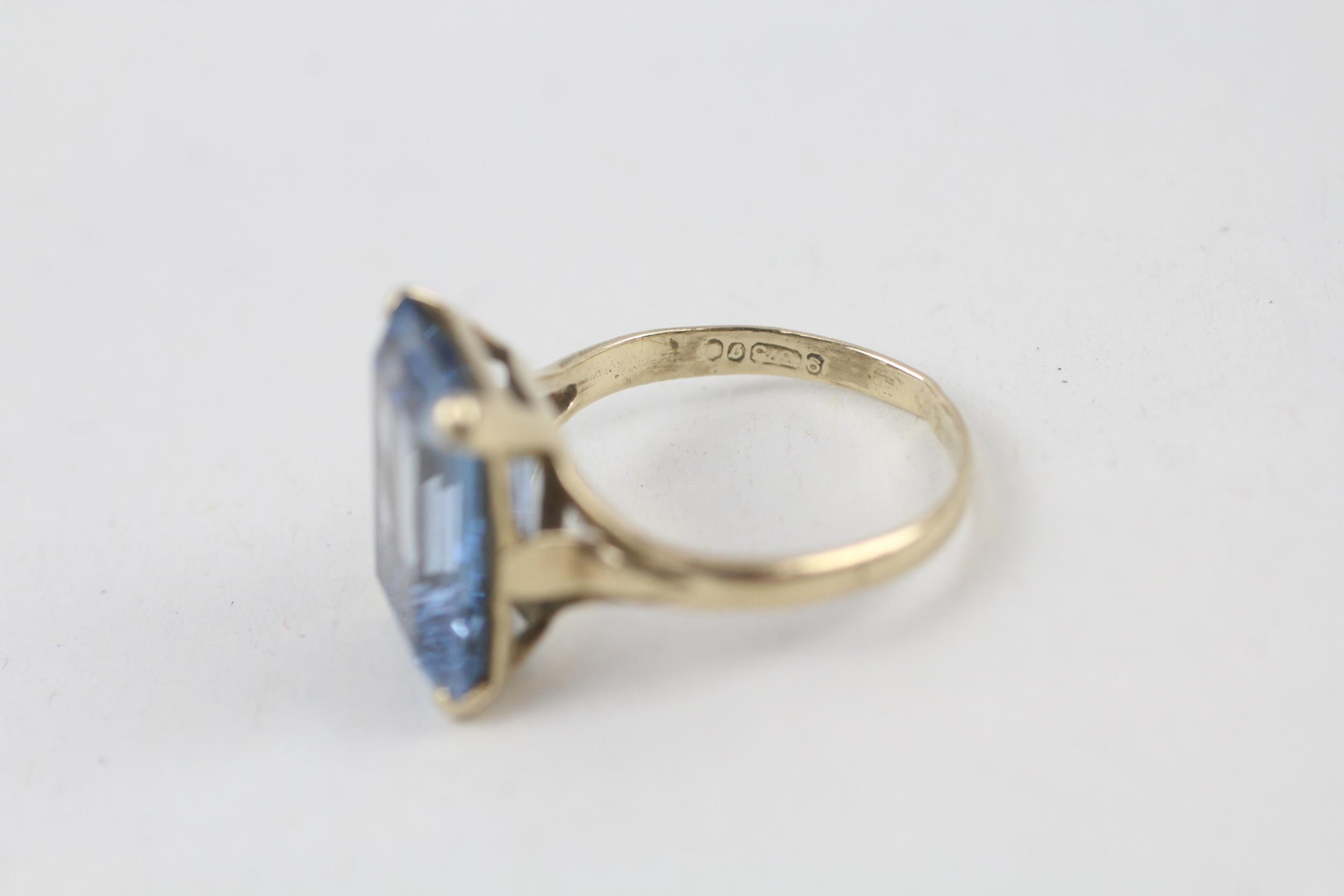 9ct gold emerald cut blue gemstone dress ring Size L 1/2 - 3.2 g - Image 3 of 5