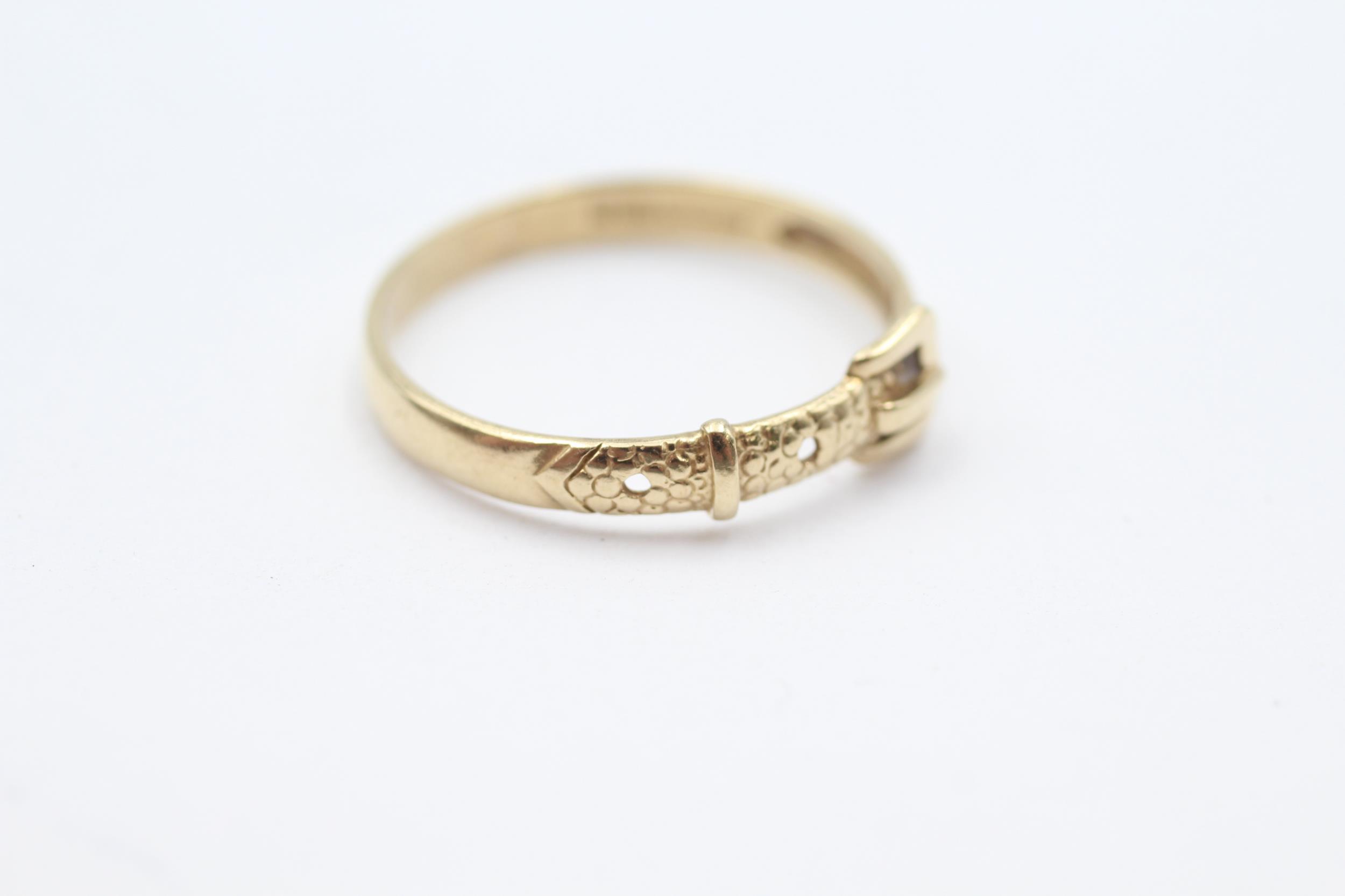 9ct gold buckle ring Size P - 1.3 g - Image 2 of 4