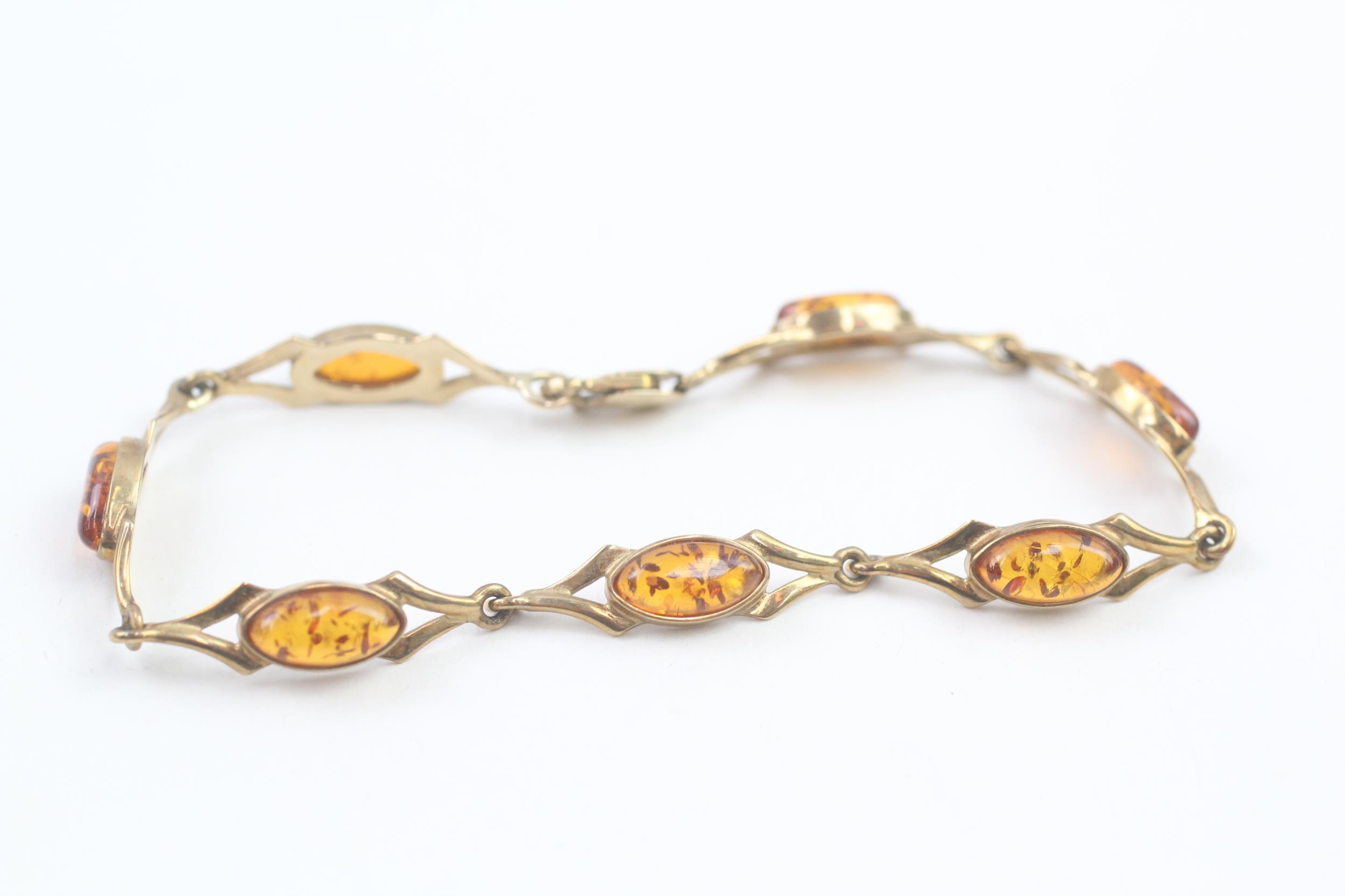 9ct gold cabochon cut amber bracelet, bezel set (7.6g)