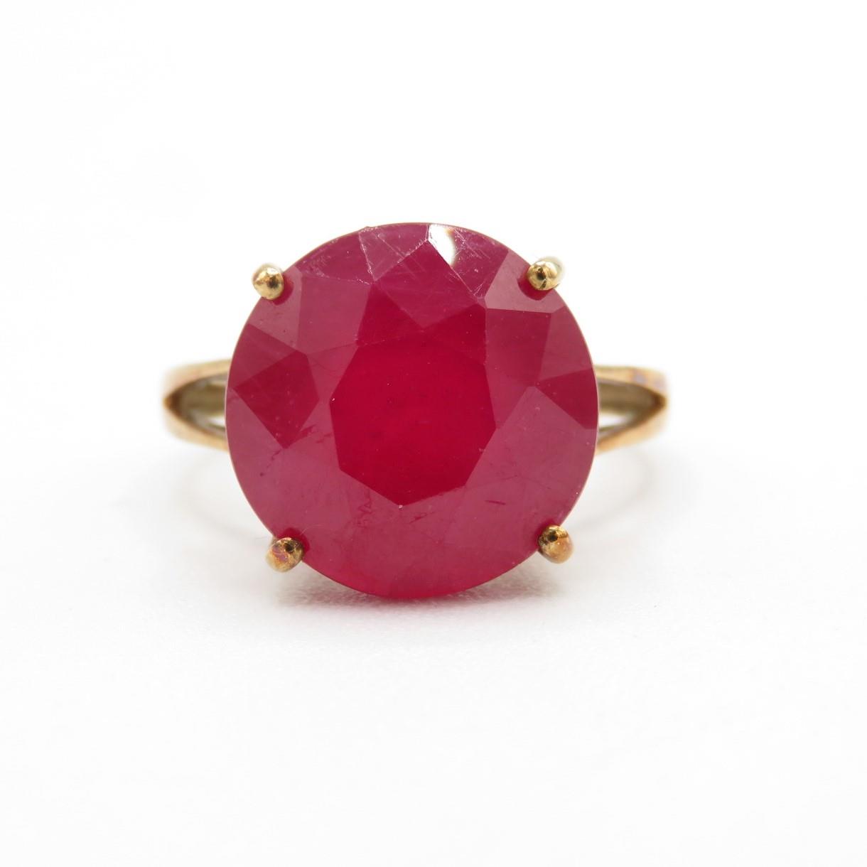 9ct gold round cut enhanced ruby dress ring, four claw set Size O - 4.2 g - Image 2 of 4