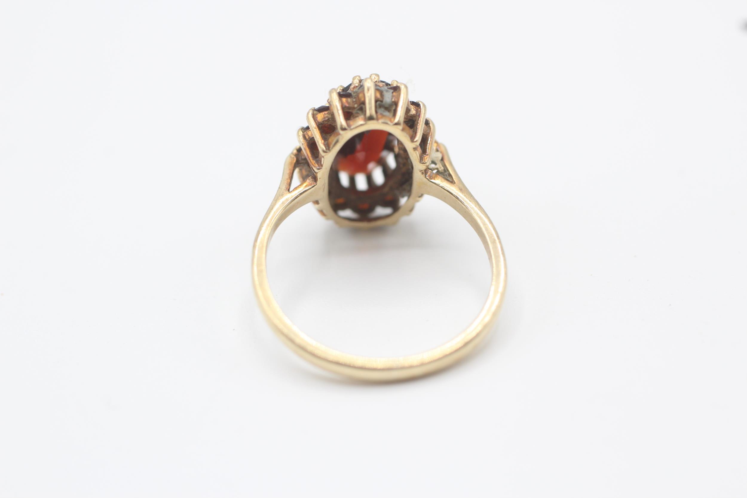 9ct gold garnet cluster ring, claw set Size N - 3.1 g - Image 4 of 6