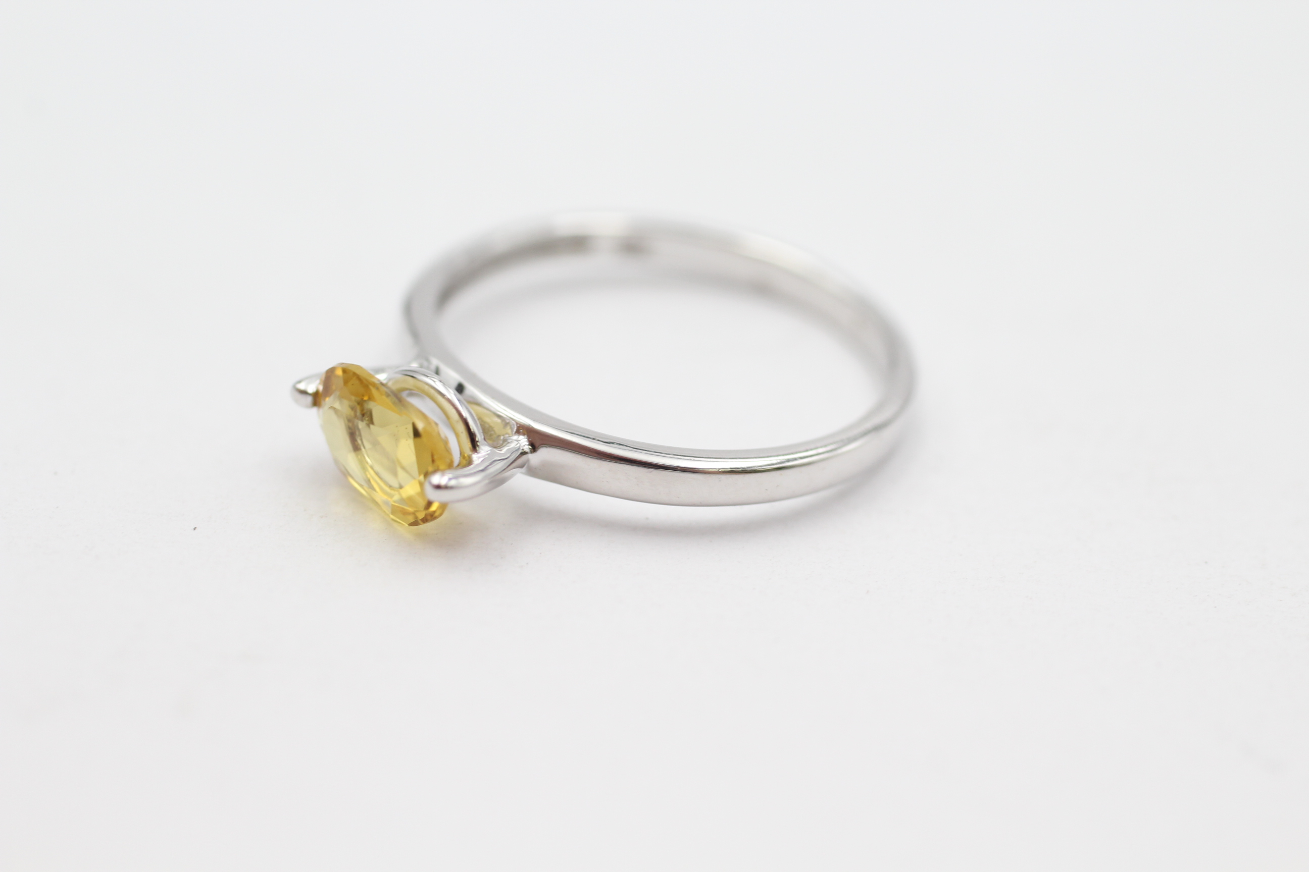 9ct gold oval cut yellow gemstone solitaire ring Size M - 1 g - Image 4 of 5