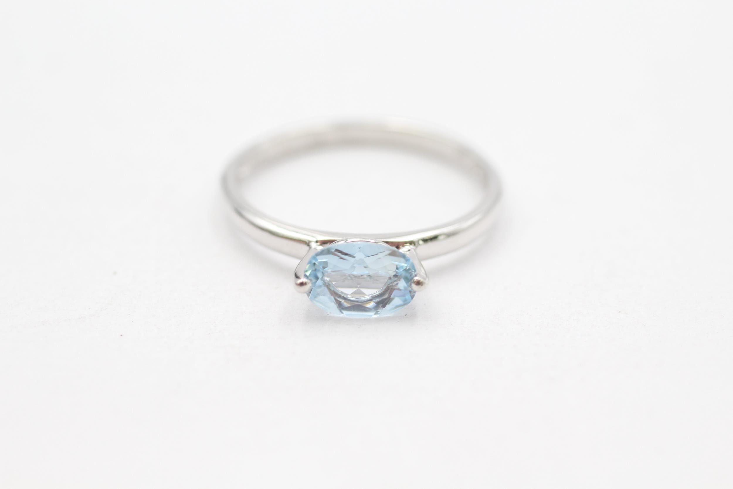 9ct gold oval cut aquamarine solitaire ring Size M - 1.4 g