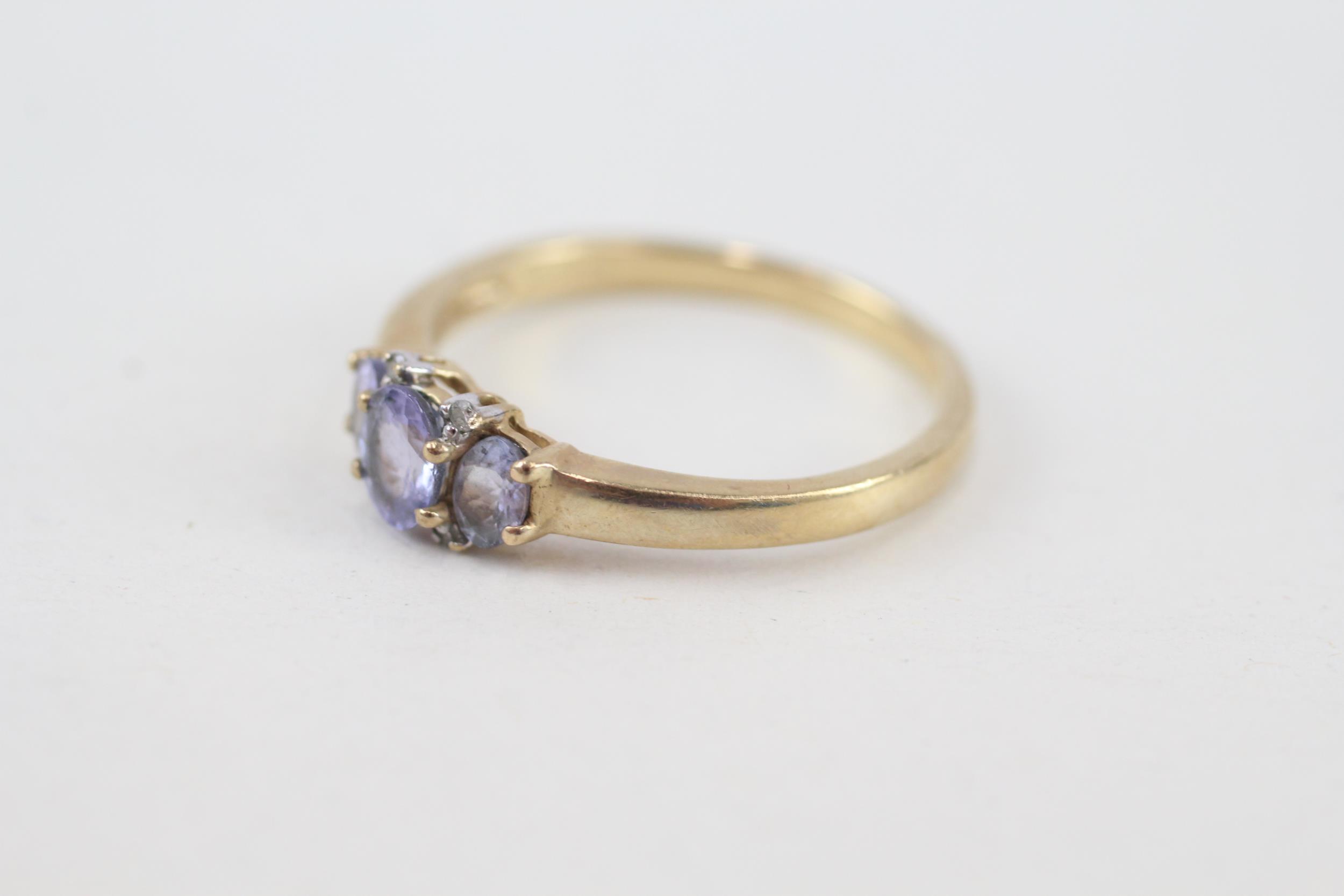 9ct gold oval cut tanzanite & diamond three stone ring, claw set (2g) Size P - Image 3 of 4