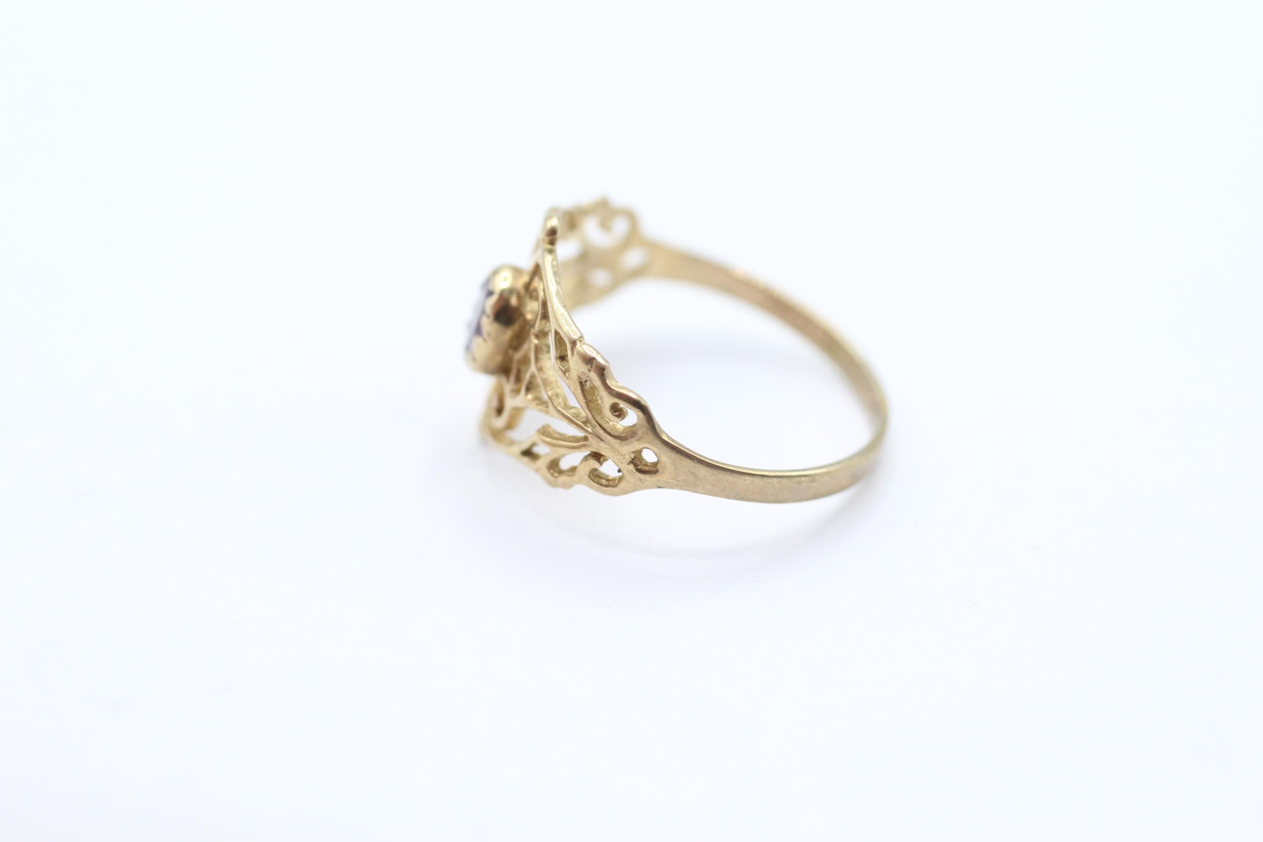 9ct gold amethyst set scrolling openwork shoulder dress ring Size H - 0.9 g - Image 3 of 4