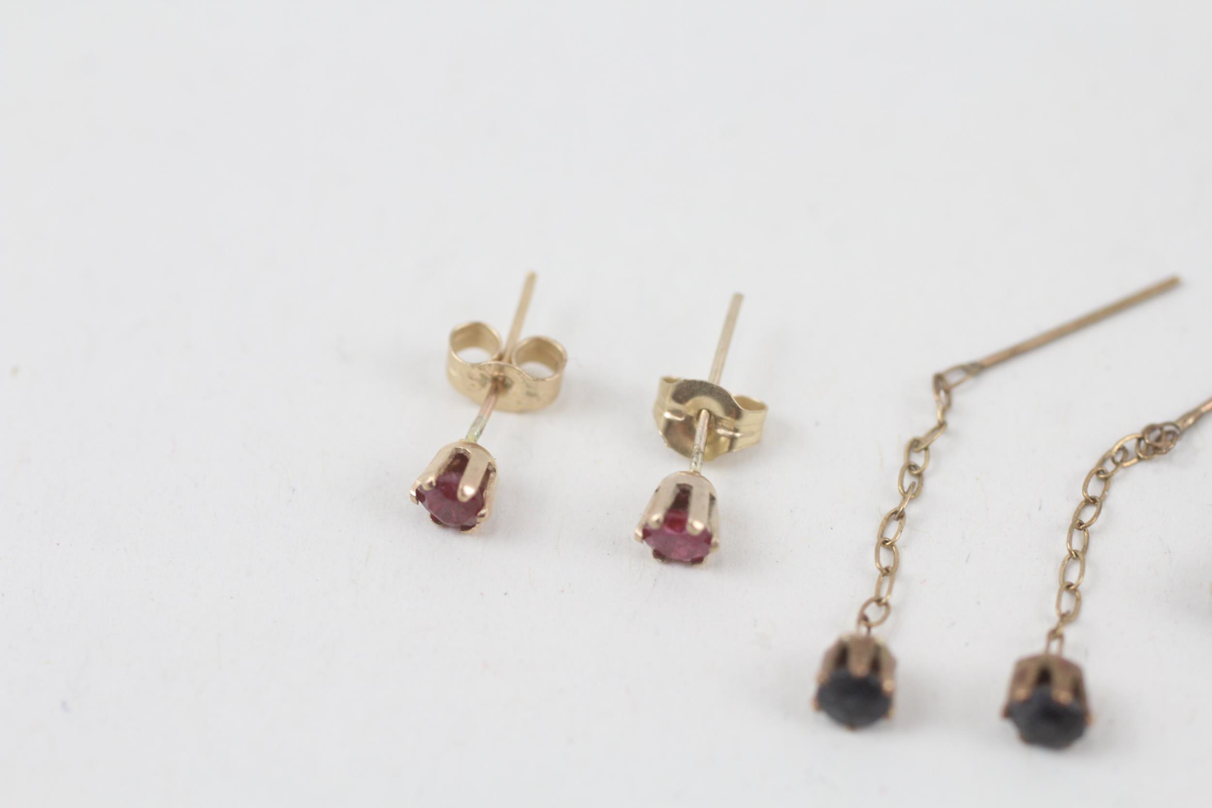 3x 9ct gold sapphire & ruby earrings - 0.8 g - Image 2 of 6