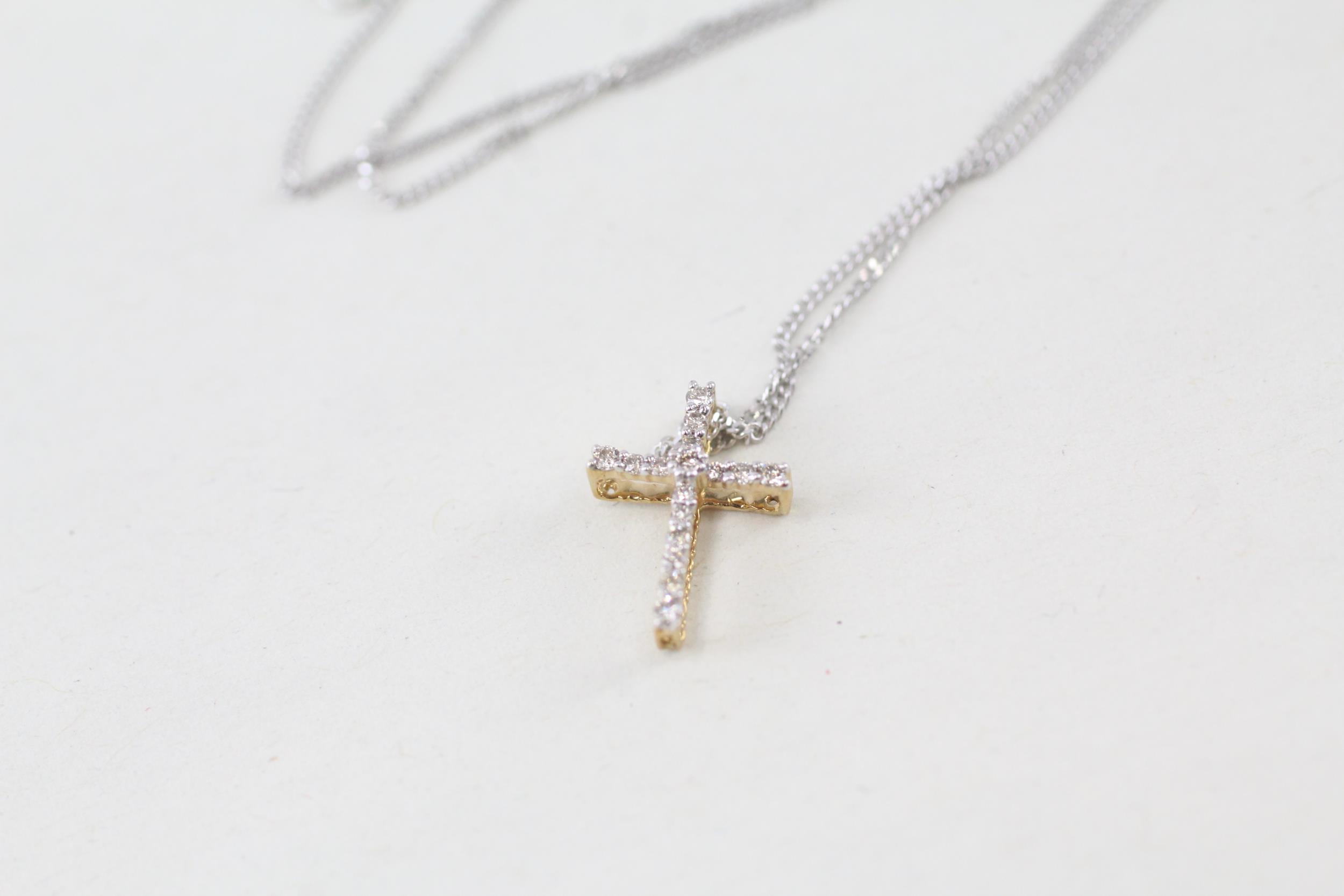 9ct gold diamond cross pendant necklace - 1.1 g