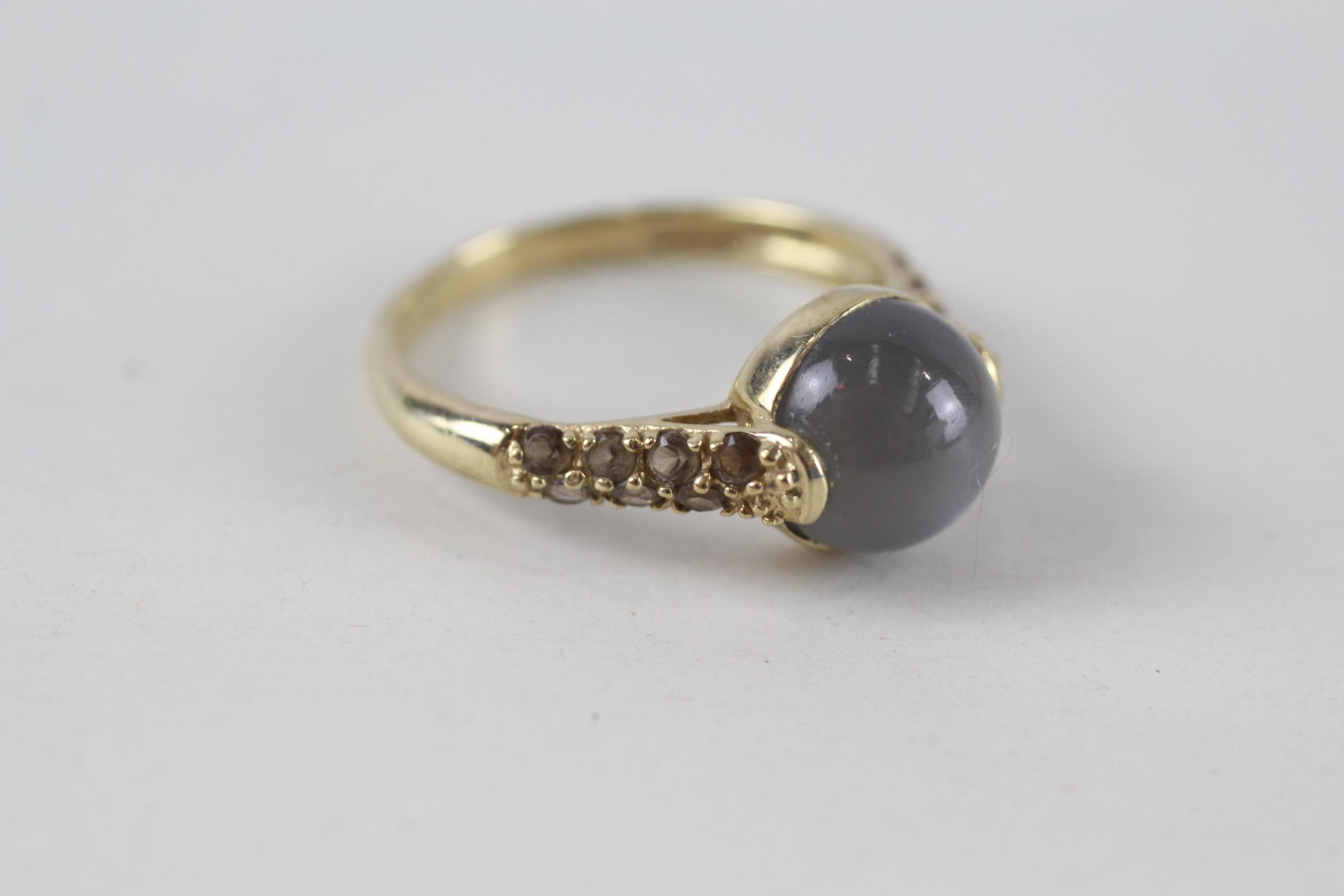 9ct gold grey chalcedony single stone ring with smoky quartz set shoulders (2.8g) Size P - Bild 2 aus 4