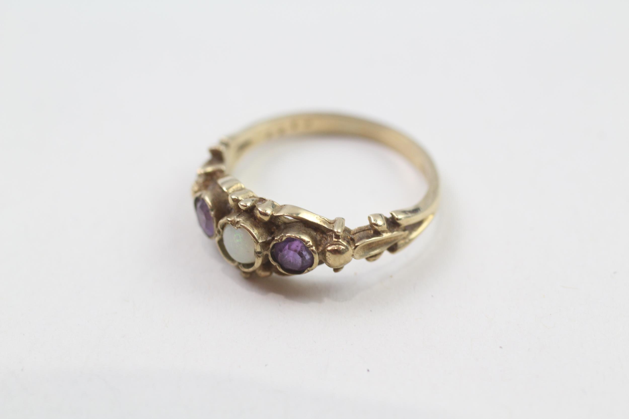 9ct gold vintage amethyst & opal three stone ring with patterned shoulders (2.3g) Size M - Image 2 of 4