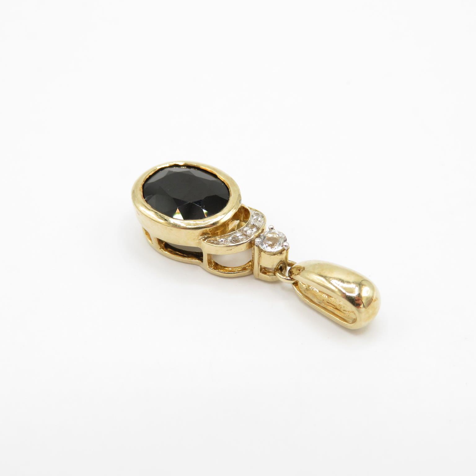 HM 9ct gold pendant with garnet centre stone and white CZ stone accents (4.1g) - Image 4 of 5