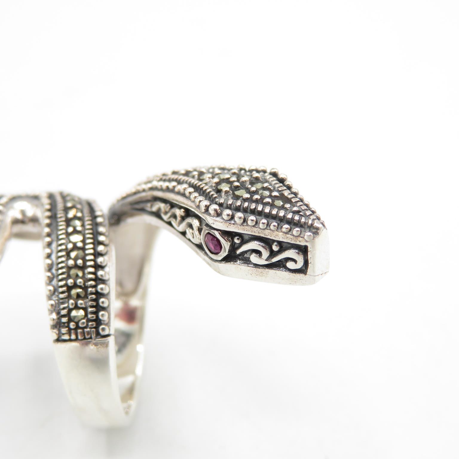 HM Sterling Silver 925 long snake ring with red stone eyes and curled tail (10.7g) In excellent - Image 3 of 6