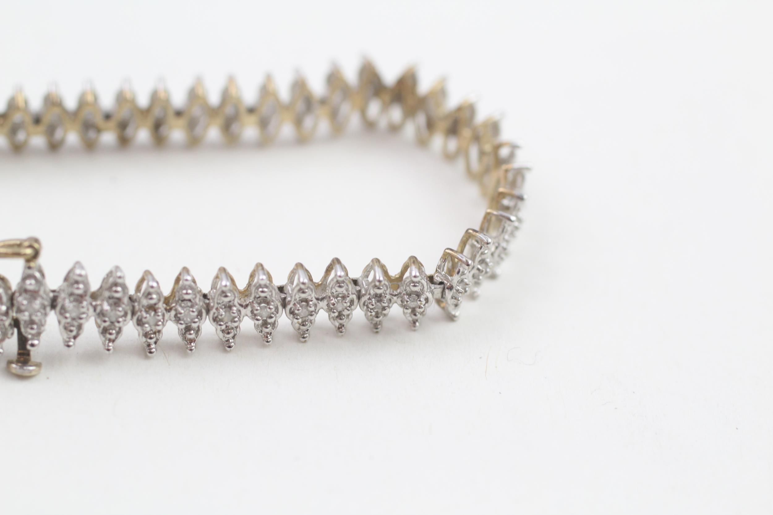 9ct gold diamond link bracelet, claw set (7.7g) - Image 5 of 5