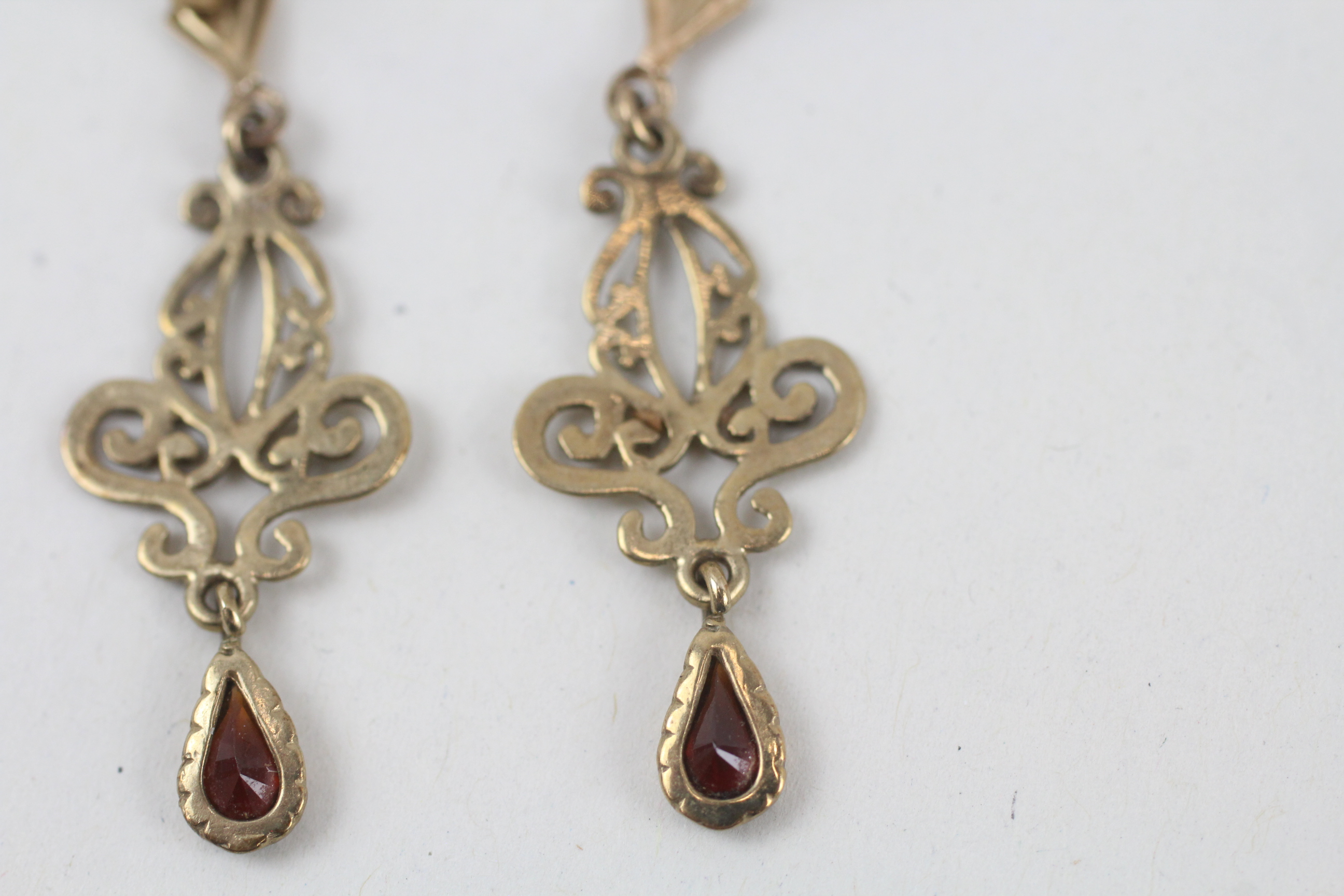 9ct gold garnet ornate dangle earrings - 1.6 g - Image 7 of 8