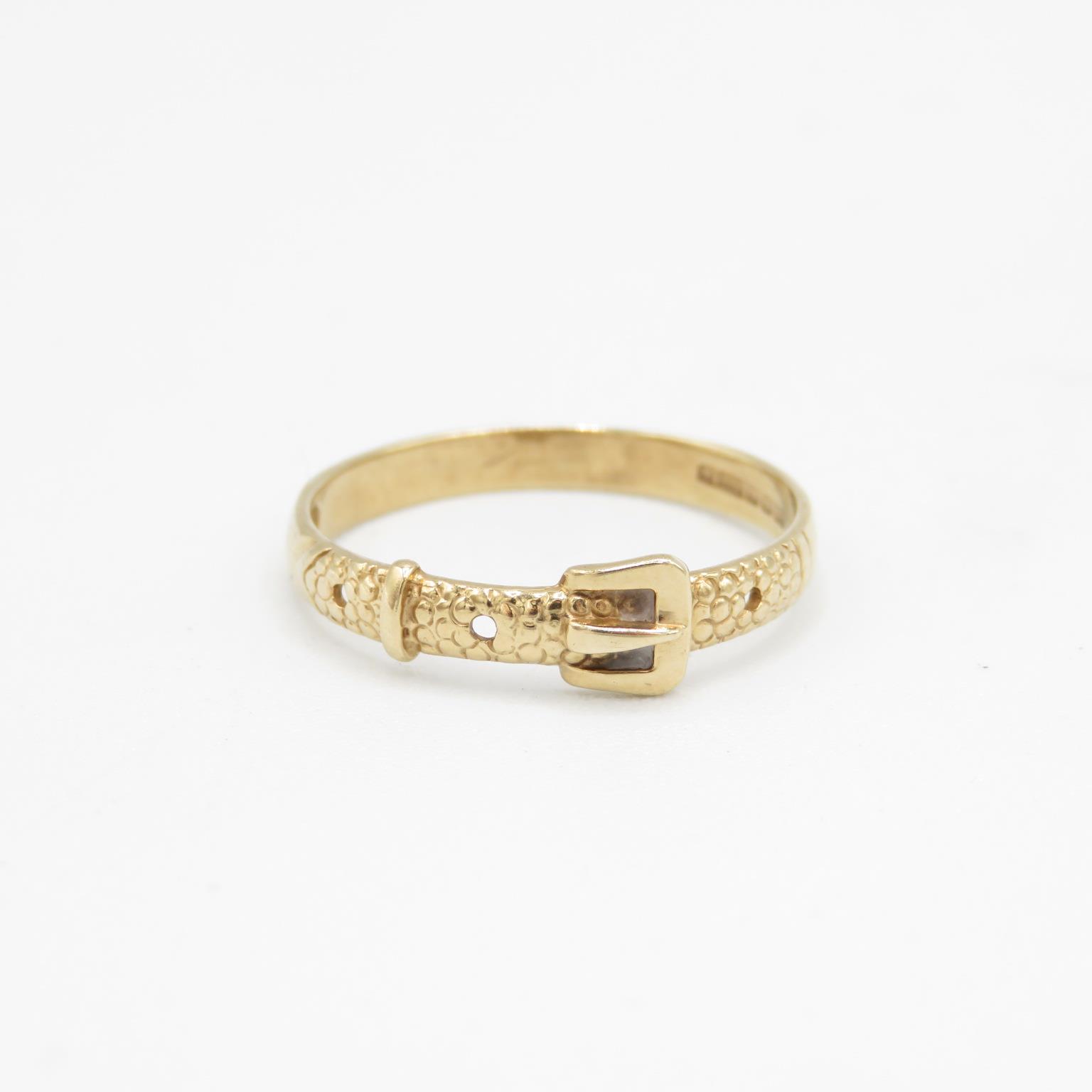 9ct gold buckle ring Size P - 1.3 g