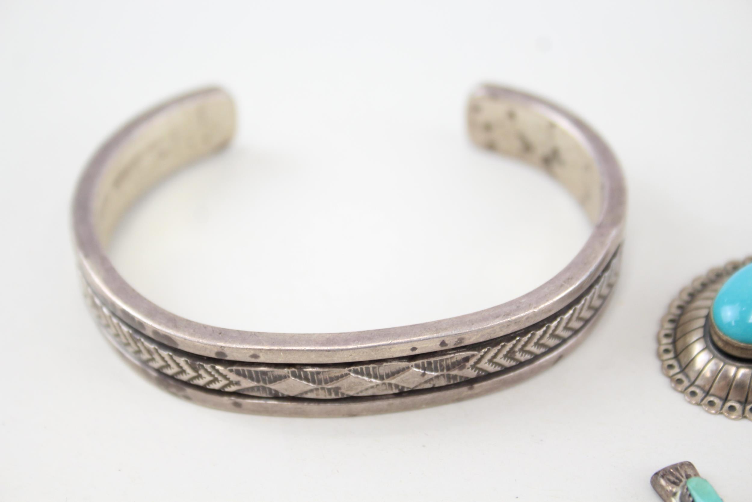 A collection of silver Native American made jewellery (59g) - Image 2 of 5