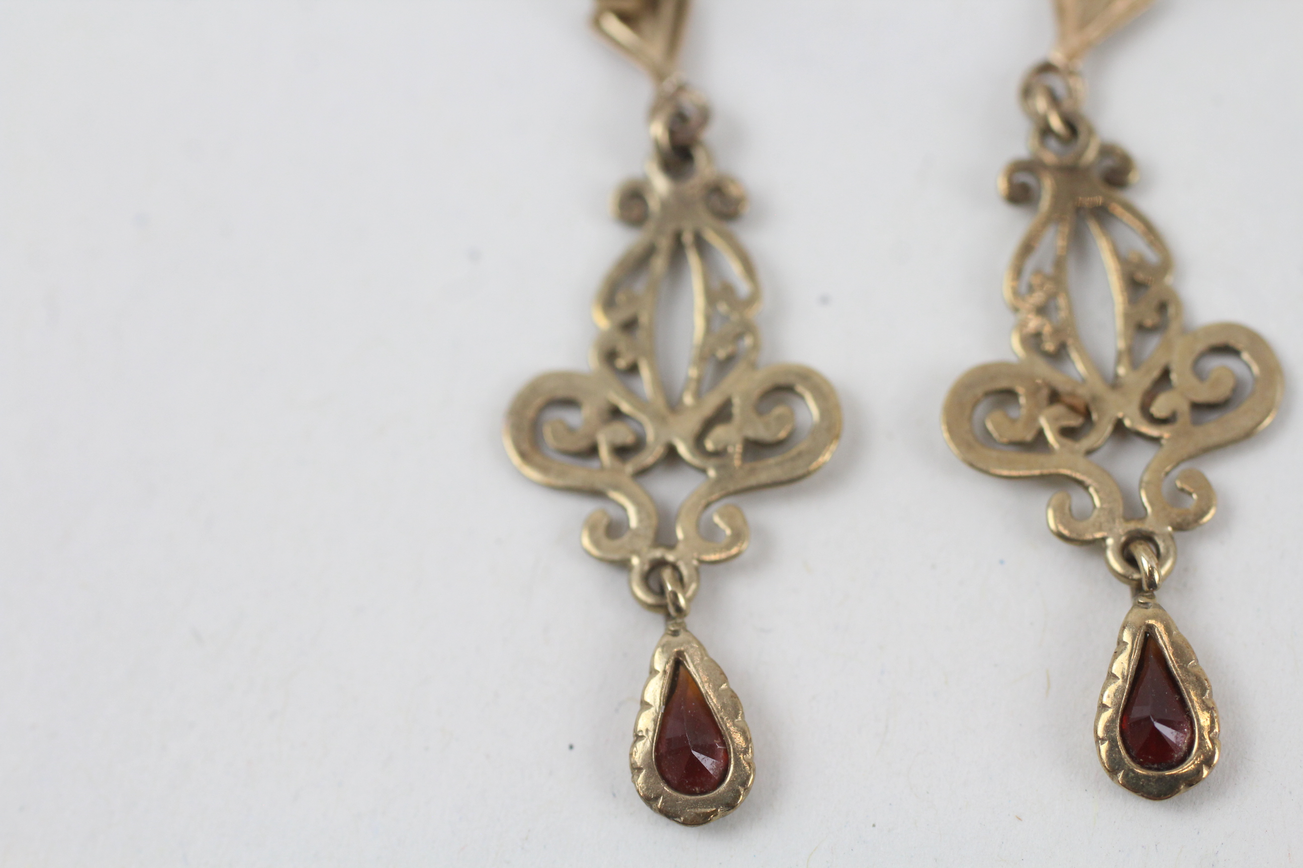 9ct gold garnet ornate dangle earrings - 1.6 g - Image 6 of 8