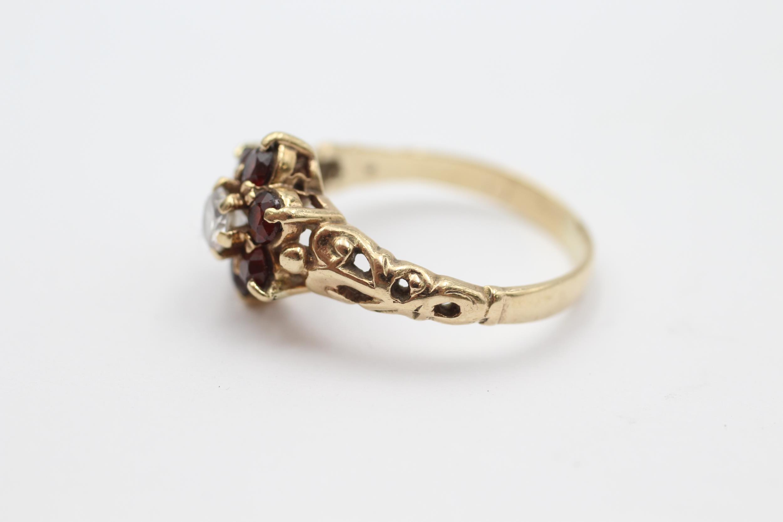 9ct gold 1970's garnet & cubic zirconia cluster ring Size N - 2.6 g - Image 4 of 5