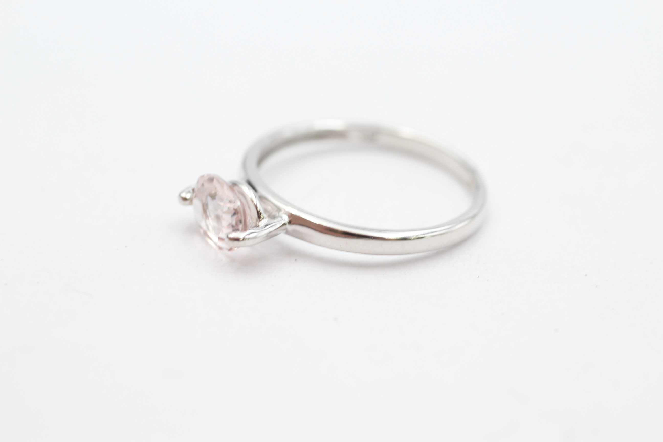 9ct gold oval cut pink gemstone solitaire ring Size M - 1.5 g - Image 3 of 4