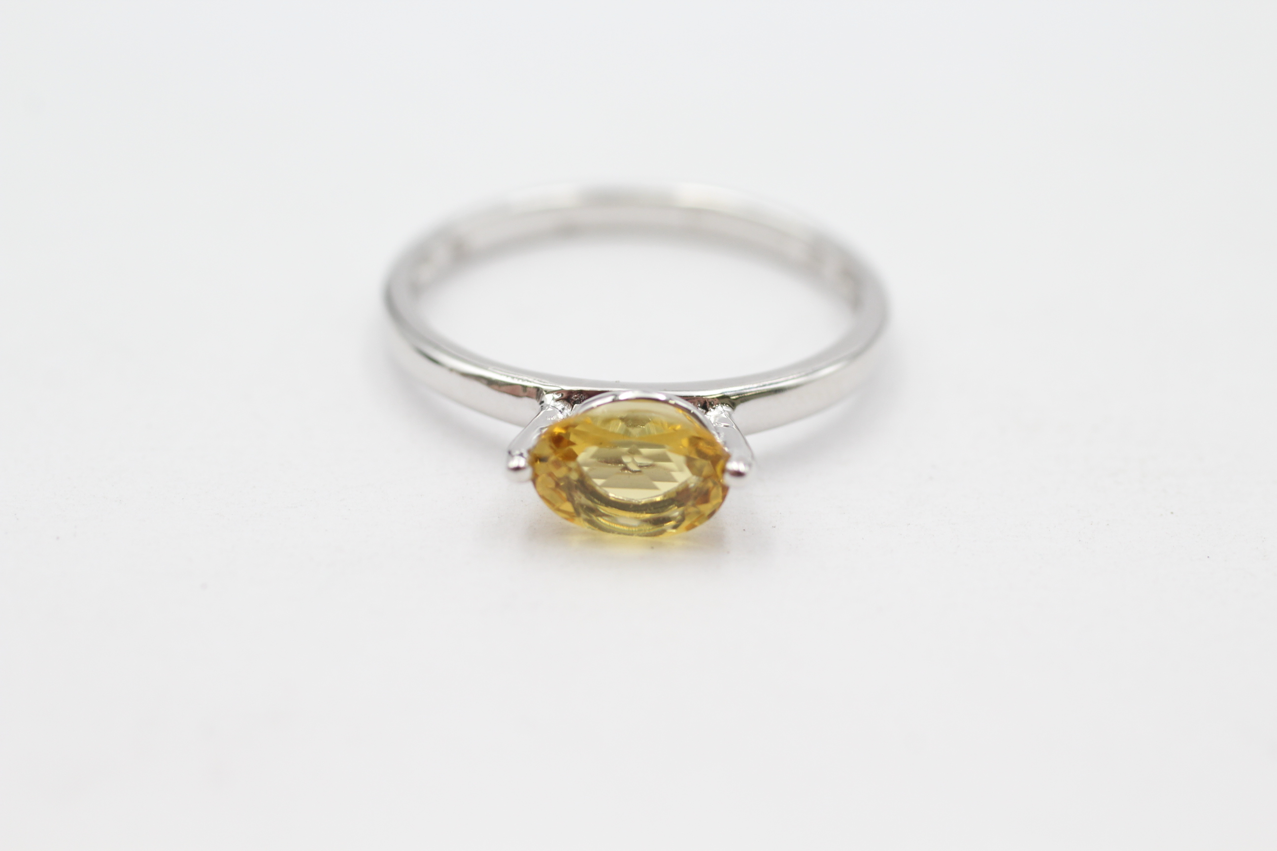 9ct gold oval cut yellow gemstone solitaire ring Size M - 1 g