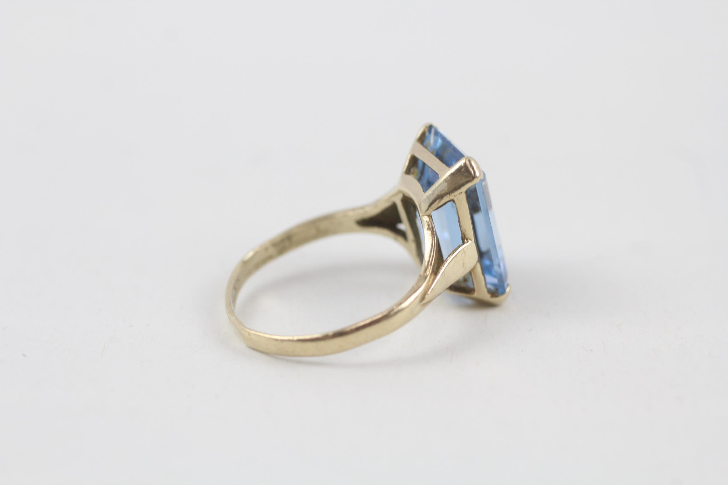 9ct gold emerald cut blue gemstone dress ring Size L 1/2 - 3.2 g - Image 5 of 5