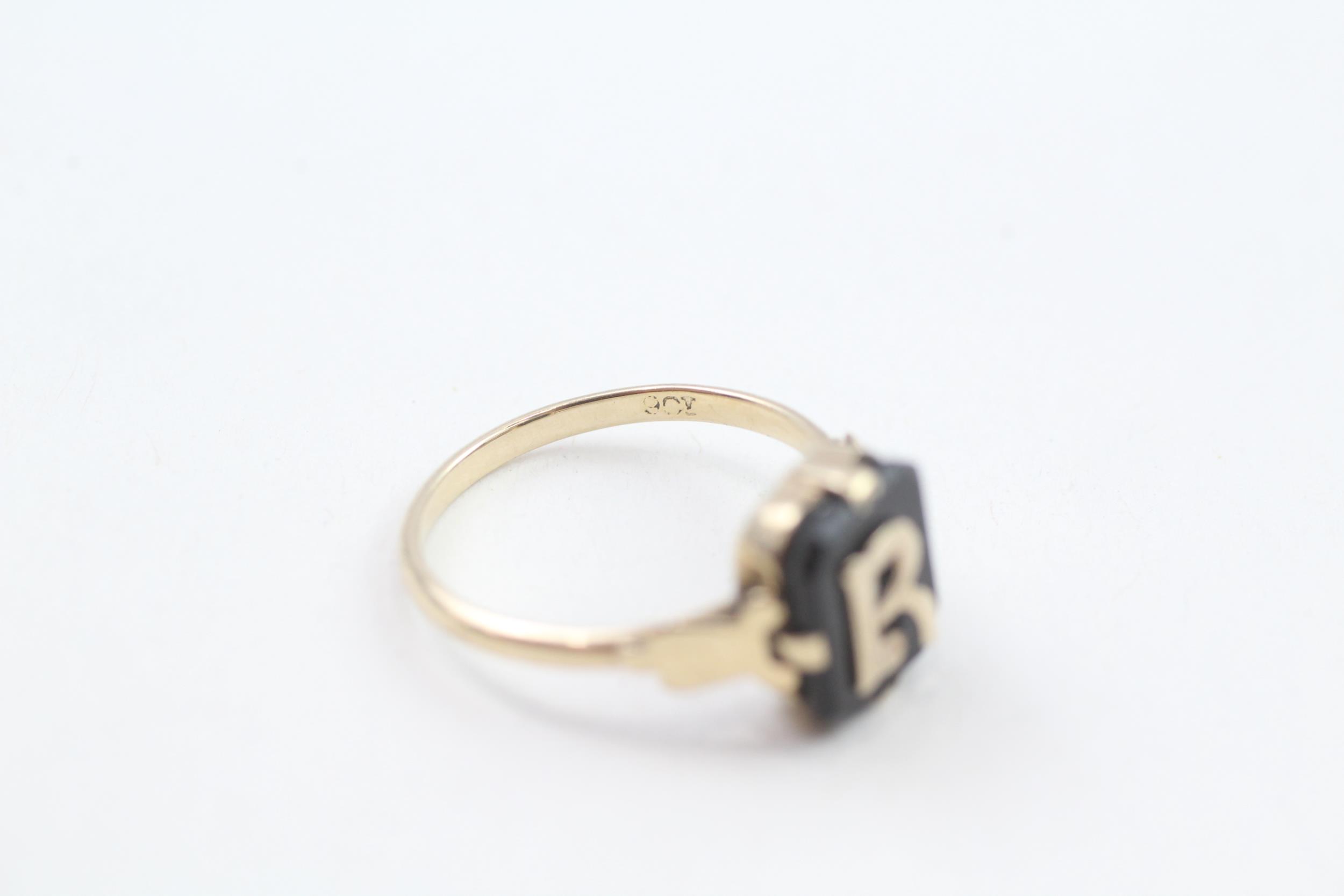 9ct gold vintage black onyx initial 'R' dress ring (1.9g) Size L - Image 5 of 5