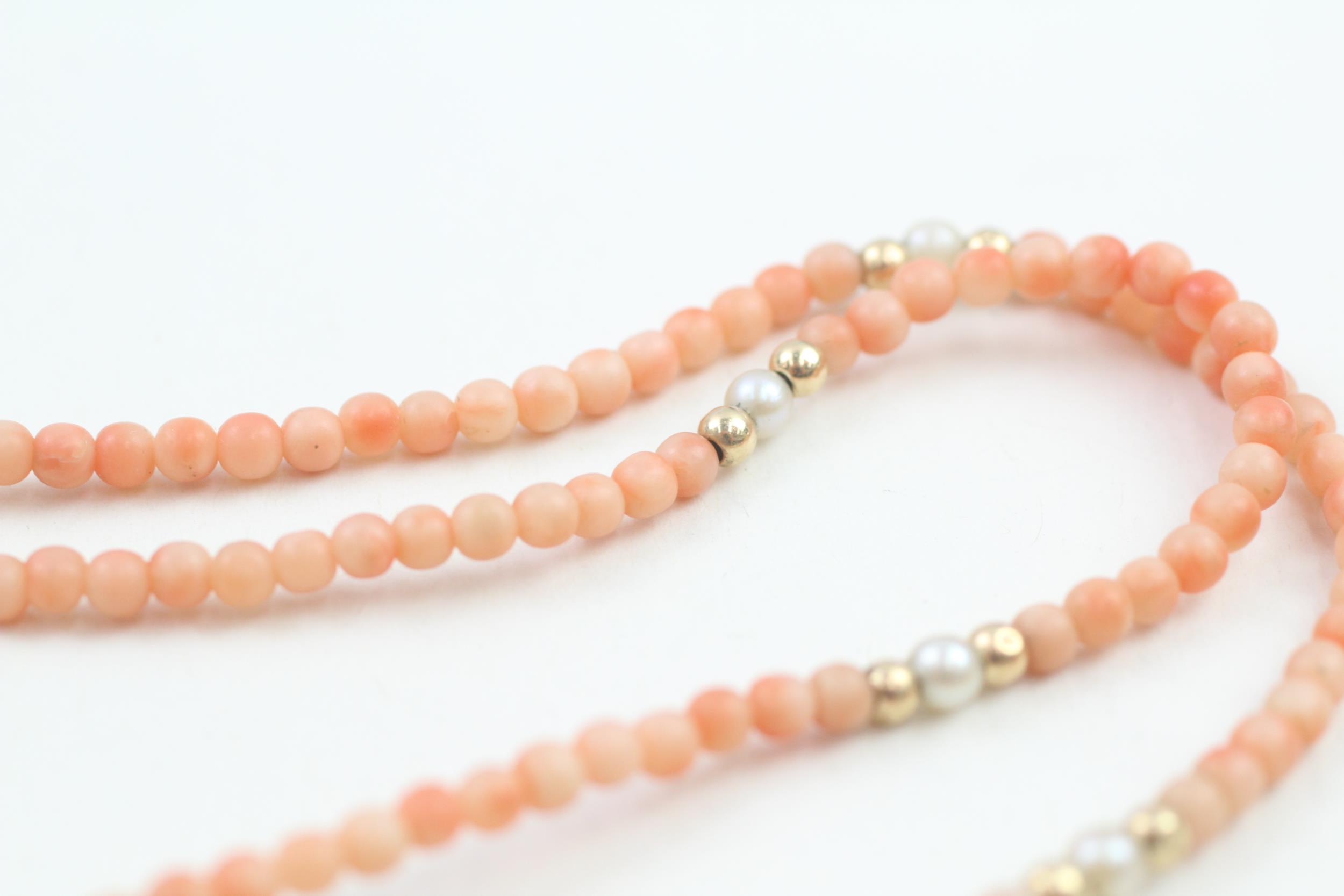 9ct gold coral, cultured & mabe pearl necklace (7g) - Image 4 of 4